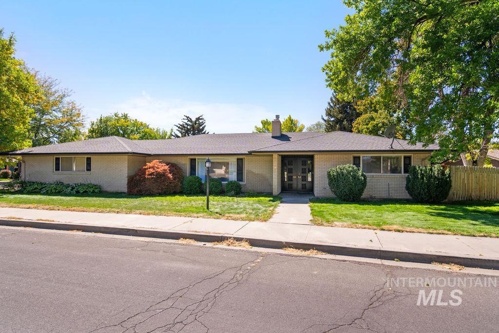 2138 Hillcrest Drive, Twin Falls, Idaho 83301, 2 Bedrooms, 2 Bathrooms, Residential For Sale, Price $419,000,MLS 98980170