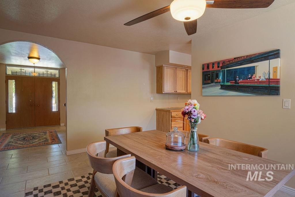 2138 Hillcrest Drive, Twin Falls, Idaho 83301, 2 Bedrooms, 2 Bathrooms, Residential For Sale, Price $419,000,MLS 98980170