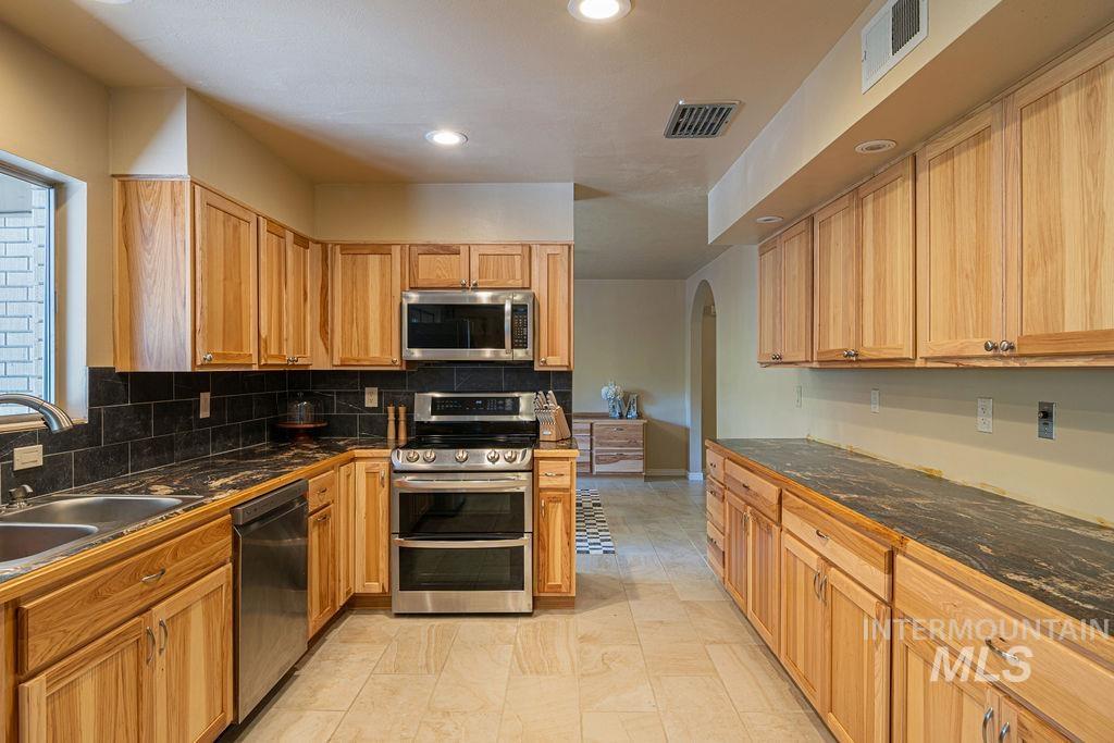 2138 Hillcrest Drive, Twin Falls, Idaho 83301, 2 Bedrooms, 2 Bathrooms, Residential For Sale, Price $419,000,MLS 98980170