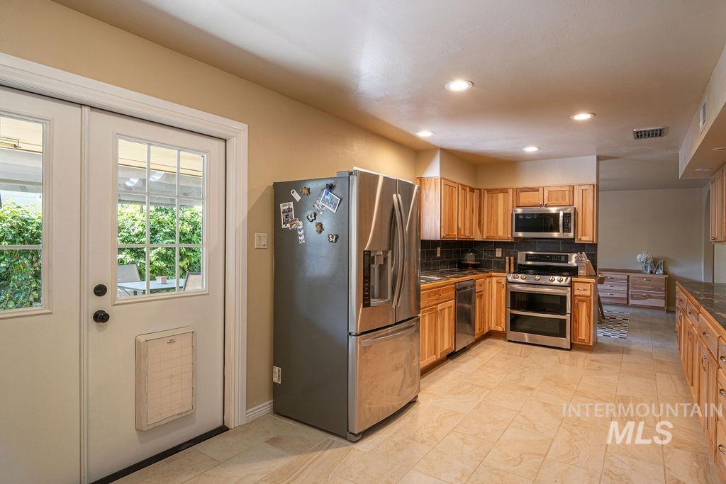 2138 Hillcrest Drive, Twin Falls, Idaho 83301, 2 Bedrooms, 2 Bathrooms, Residential For Sale, Price $419,000,MLS 98980170