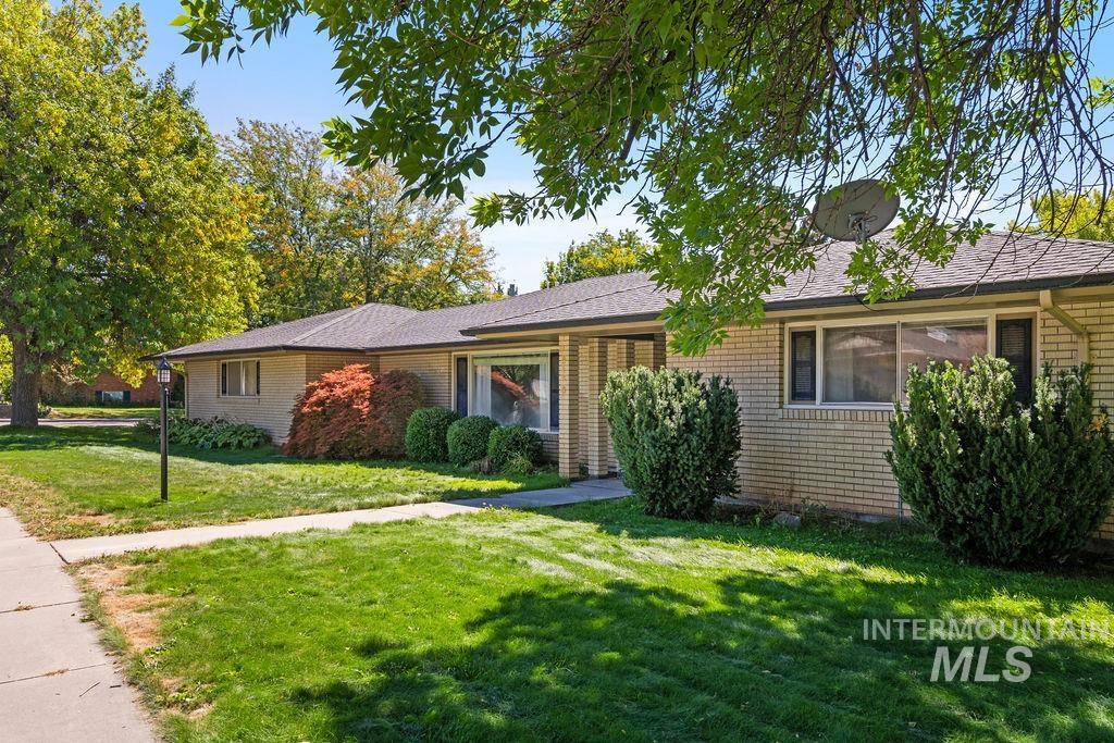 2138 Hillcrest Drive, Twin Falls, Idaho 83301, 2 Bedrooms, 2 Bathrooms, Residential For Sale, Price $419,000,MLS 98980170