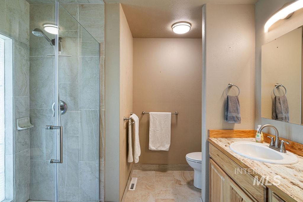 2138 Hillcrest Drive, Twin Falls, Idaho 83301, 2 Bedrooms, 2 Bathrooms, Residential For Sale, Price $419,000,MLS 98980170