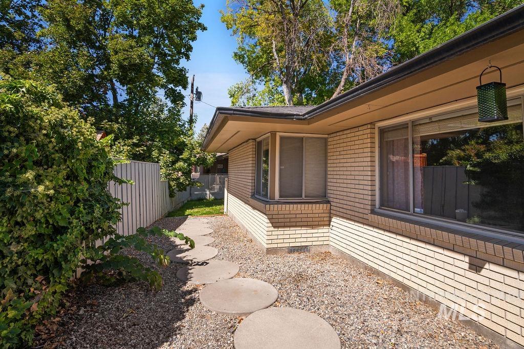 2138 Hillcrest Drive, Twin Falls, Idaho 83301, 2 Bedrooms, 2 Bathrooms, Residential For Sale, Price $419,000,MLS 98980170