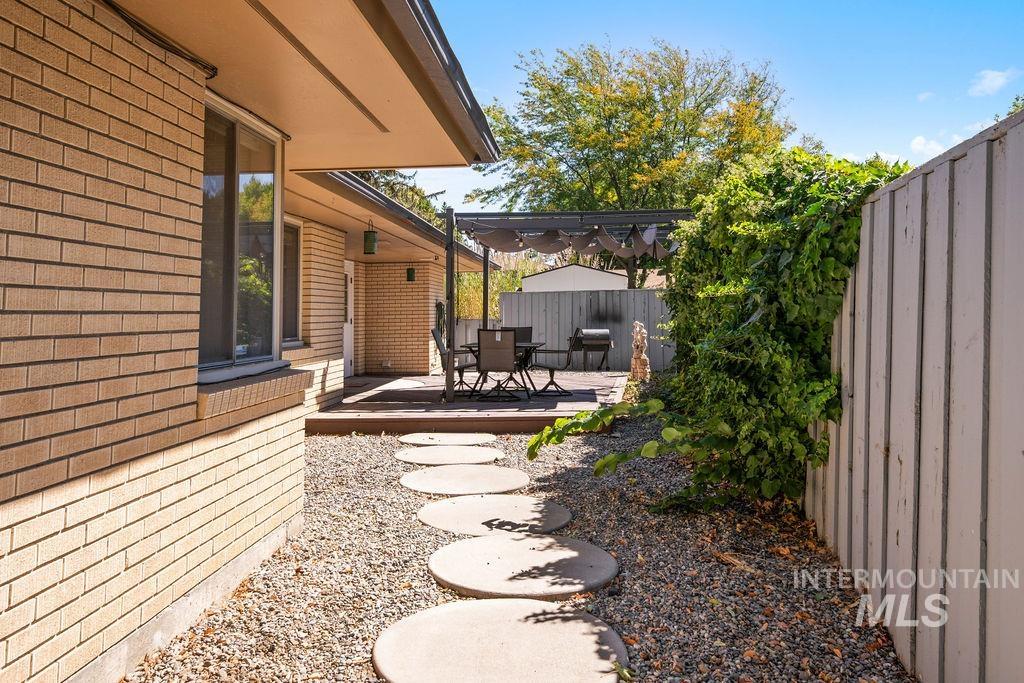 2138 Hillcrest Drive, Twin Falls, Idaho 83301, 2 Bedrooms, 2 Bathrooms, Residential For Sale, Price $419,000,MLS 98980170