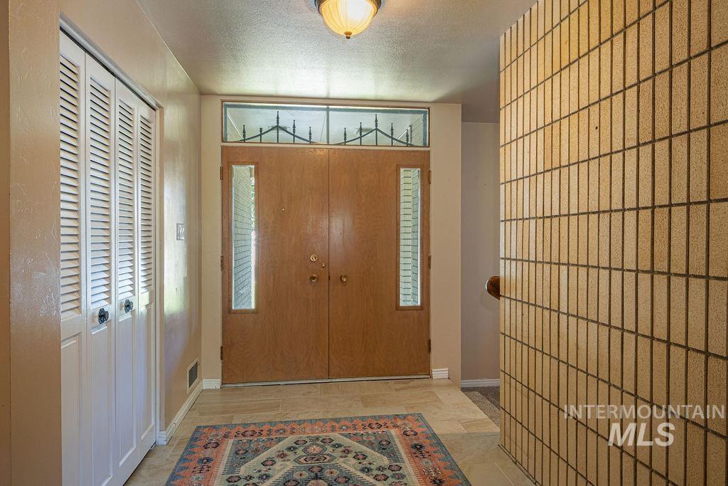 2138 Hillcrest Drive, Twin Falls, Idaho 83301, 2 Bedrooms, 2 Bathrooms, Residential For Sale, Price $419,000,MLS 98980170