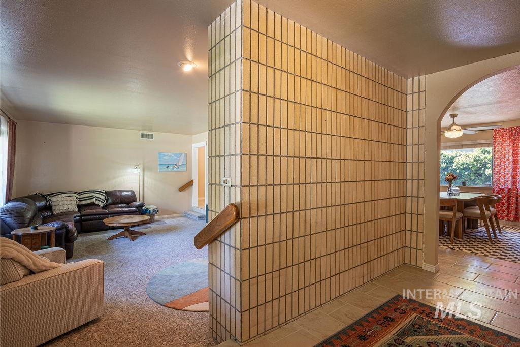 2138 Hillcrest Drive, Twin Falls, Idaho 83301, 2 Bedrooms, 2 Bathrooms, Residential For Sale, Price $419,000,MLS 98980170