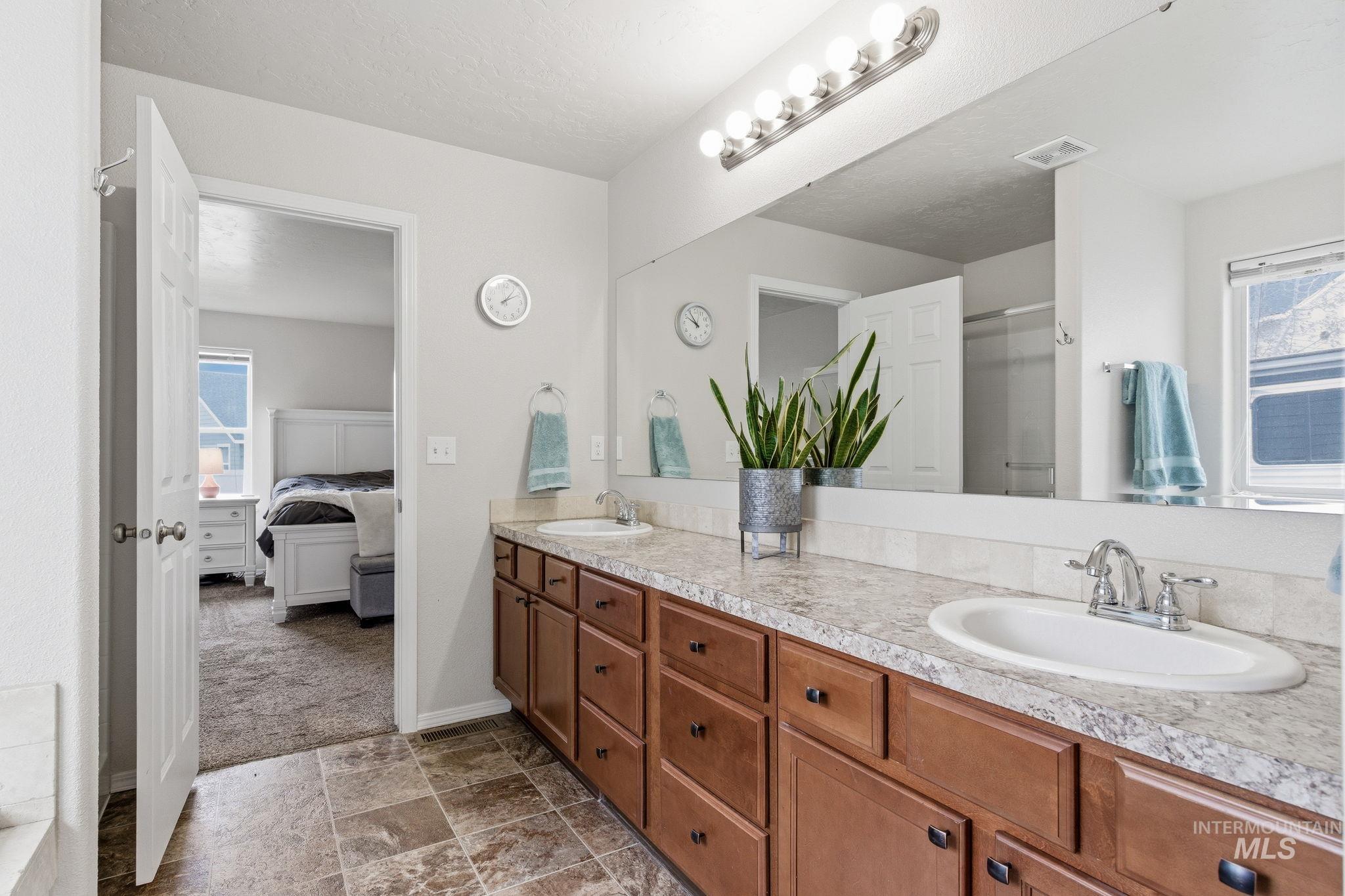 1980 W Turquoise Dr., Kuna, Idaho 83634, 6 Bedrooms, 3.5 Bathrooms, Residential For Sale, Price $537,900,MLS 98980172