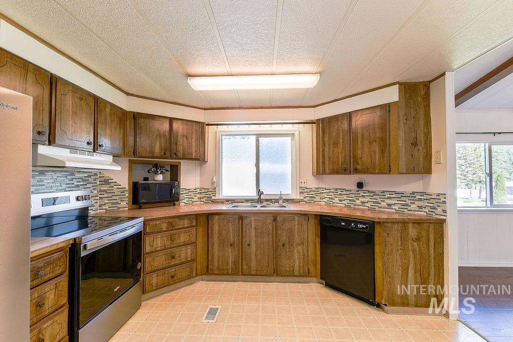 609 N Almon St, Moscow, Idaho 83843, 3 Bedrooms, 2 Bathrooms, Residential For Sale, Price $145,000,MLS 98980175