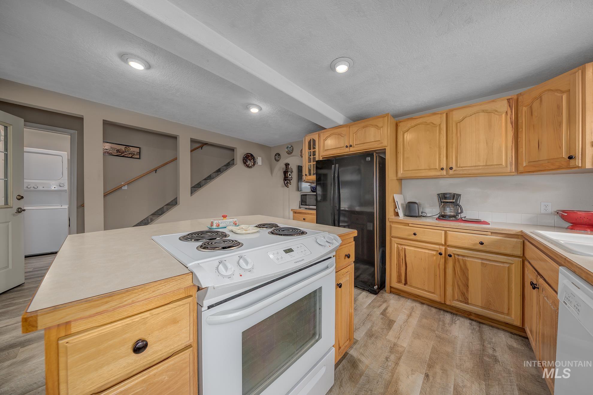 1363 Ross Road, Weiser, Idaho 83672, 2 Bedrooms, 2 Bathrooms, Residential For Sale, Price $529,000,MLS 98980176