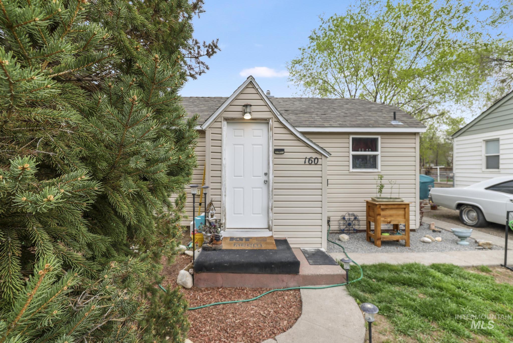 160 Monroe Street, Twin Falls, Idaho 83301, 2 Bedrooms, 1 Bathroom, Residential For Sale, Price $179,900,MLS 98980187