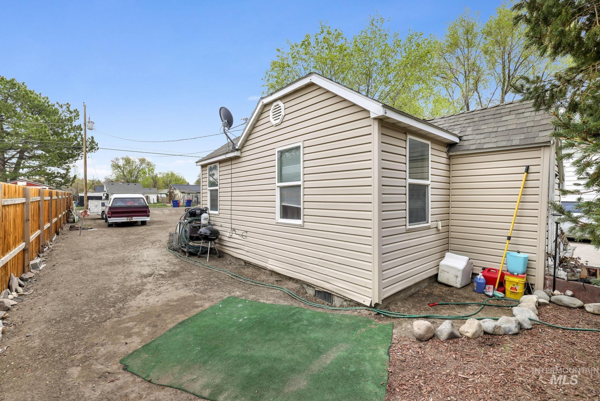 160 Monroe Street, Twin Falls, Idaho 83301, 2 Bedrooms, 1 Bathroom, Residential For Sale, Price $179,900,MLS 98980187