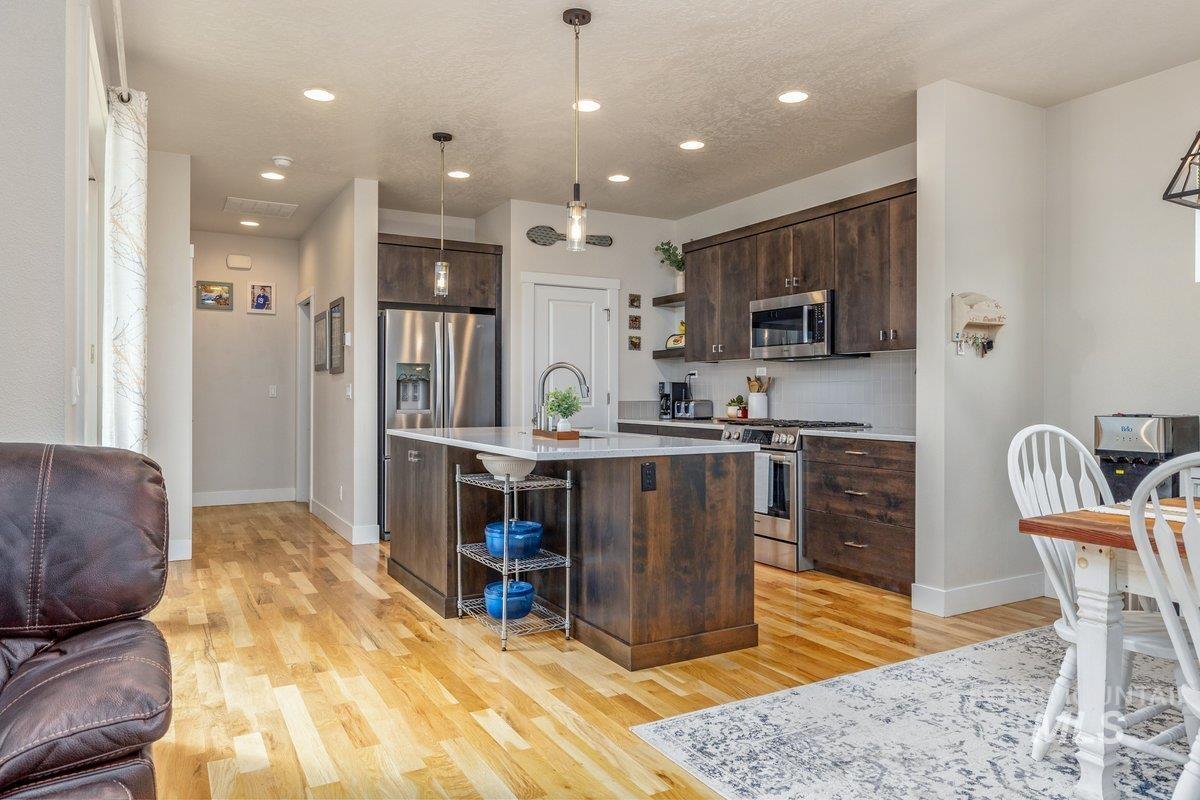 10167 Silversun St, Nampa, Idaho 83687, 3 Bedrooms, 2 Bathrooms, Residential For Sale, Price $399,900,MLS 98980219