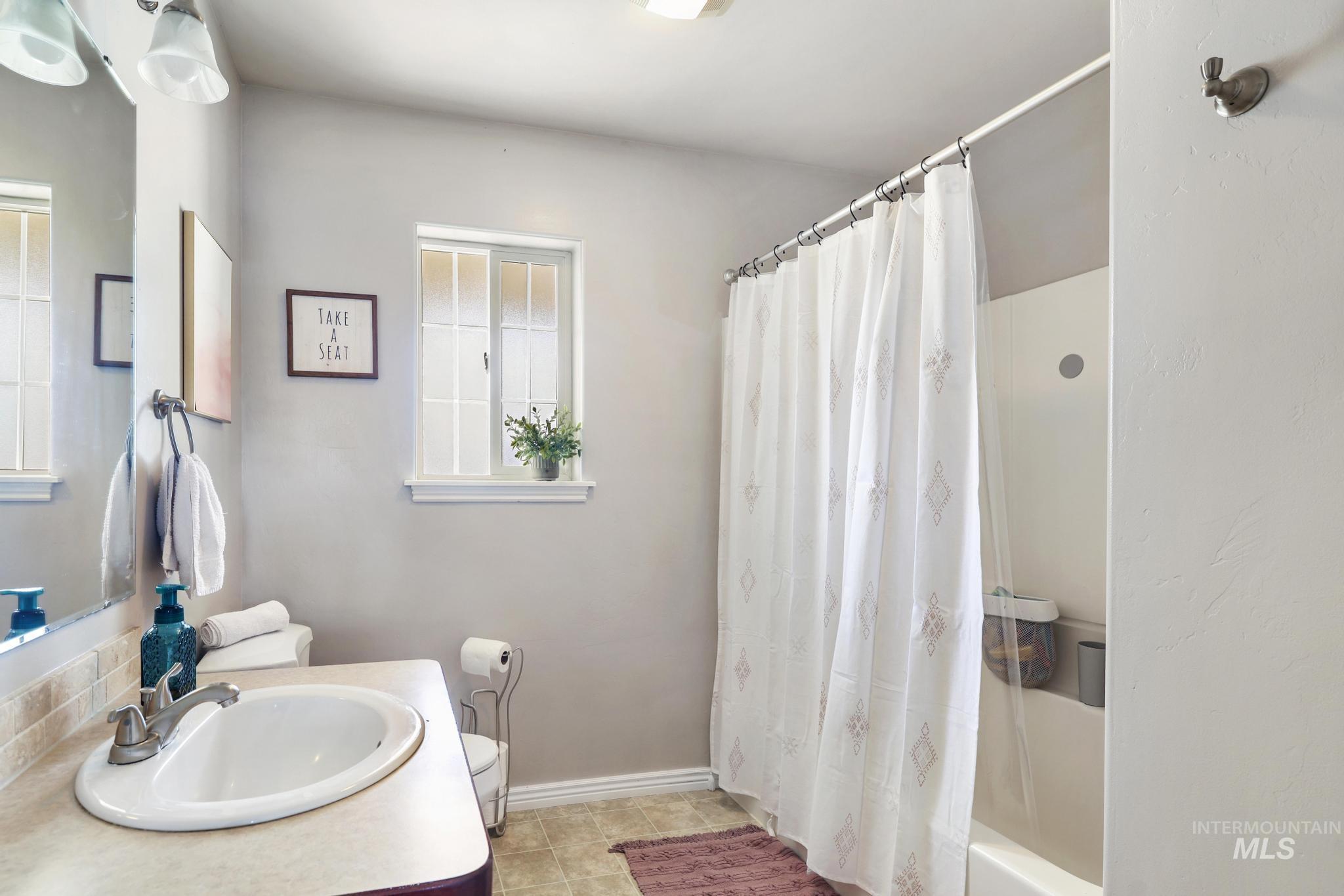 448 Meadowlark Way, Twin Falls, Idaho 83301-6882, 3 Bedrooms, 2 Bathrooms, Residential For Sale, Price $359,900,MLS 98980221