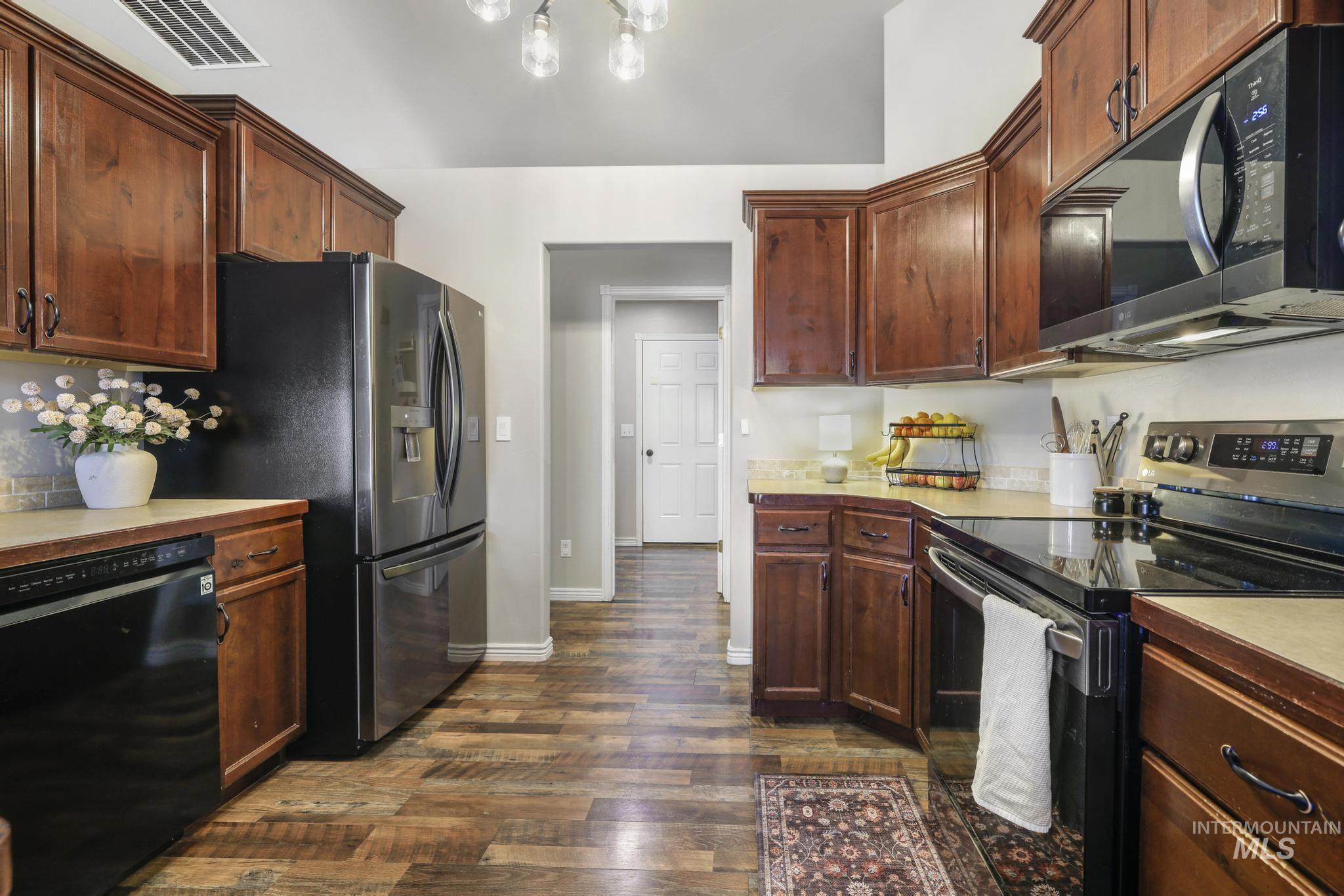 448 Meadowlark Way, Twin Falls, Idaho 83301-6882, 3 Bedrooms, 2 Bathrooms, Residential For Sale, Price $359,900,MLS 98980221