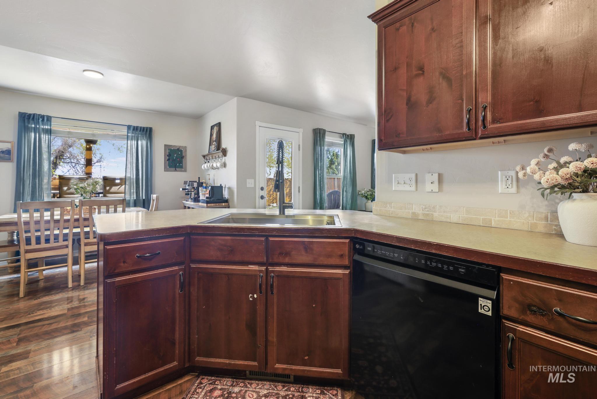 448 Meadowlark Way, Twin Falls, Idaho 83301-6882, 3 Bedrooms, 2 Bathrooms, Residential For Sale, Price $359,900,MLS 98980221