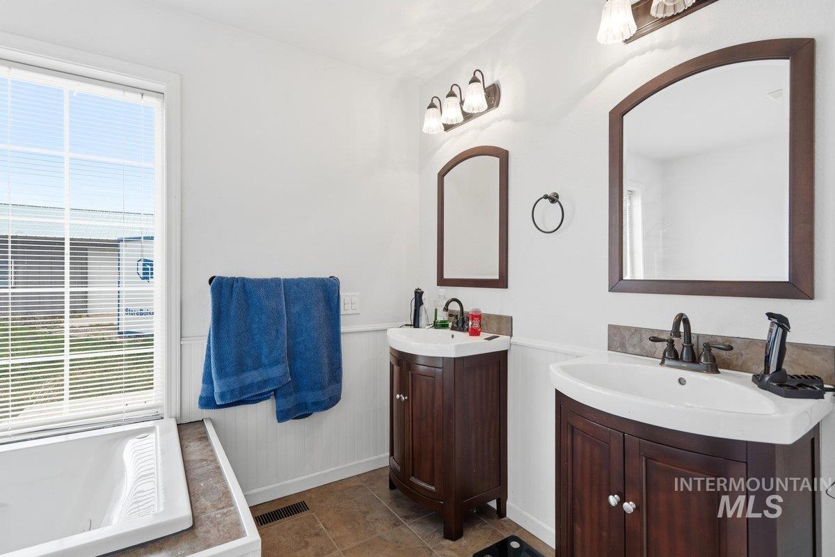 13108 S Madera Pl, Kuna, Idaho 83634-2650, 3 Bedrooms, 4 Bathrooms, Residential For Sale, Price $575,000,MLS 98980223