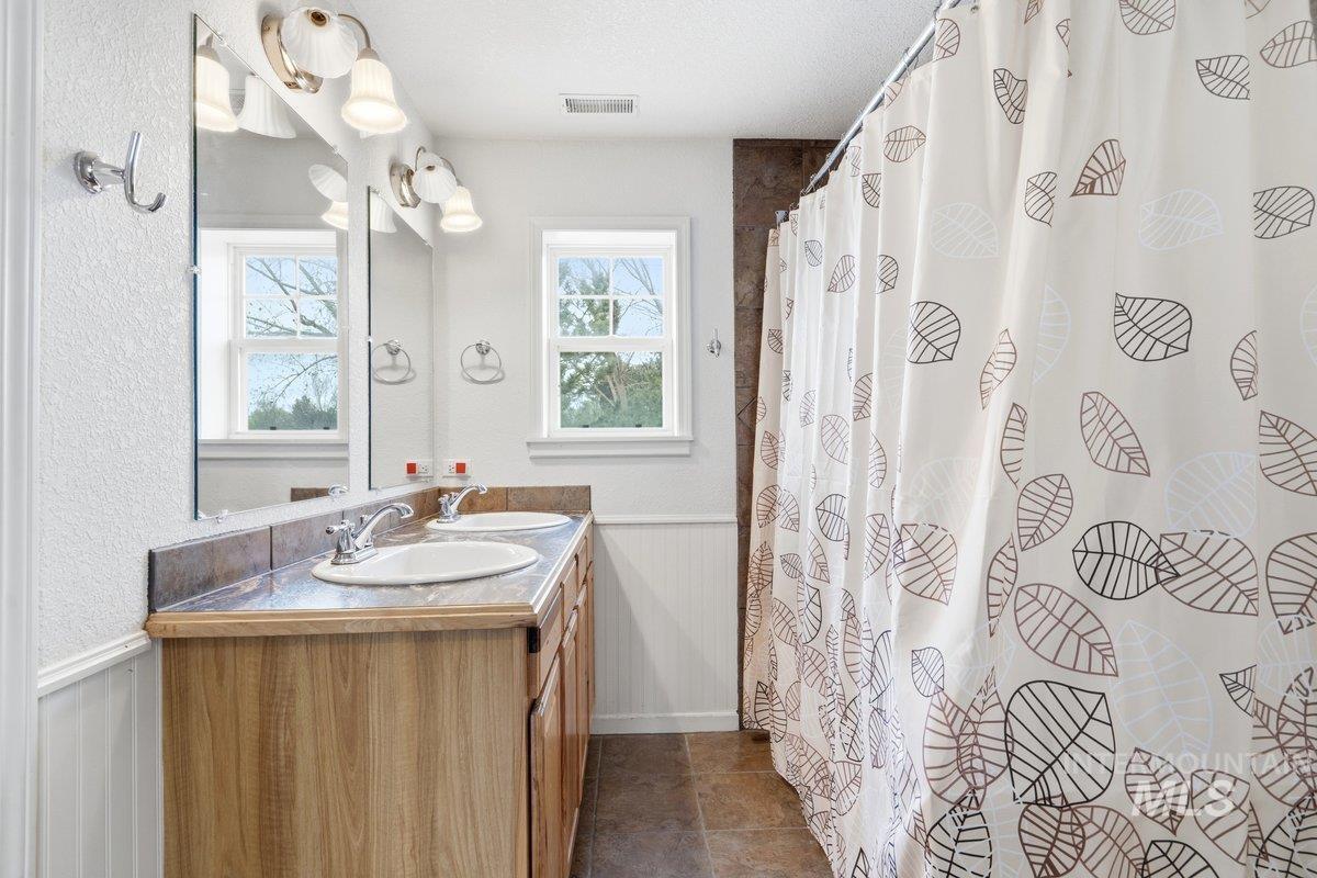 13108 S Madera Pl, Kuna, Idaho 83634-2650, 3 Bedrooms, 4 Bathrooms, Residential For Sale, Price $575,000,MLS 98980223