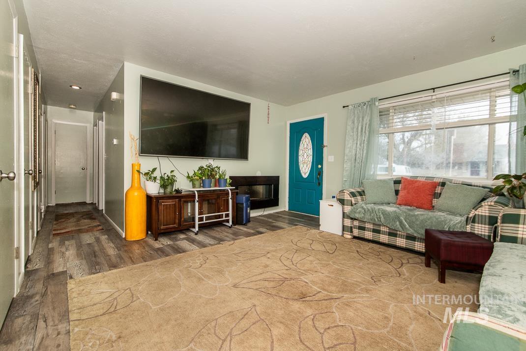 1045 E 16th N, Mountain Home, Idaho 83647, 3 Bedrooms, 1 Bathroom, Residential For Sale, Price $258,900, 98980271