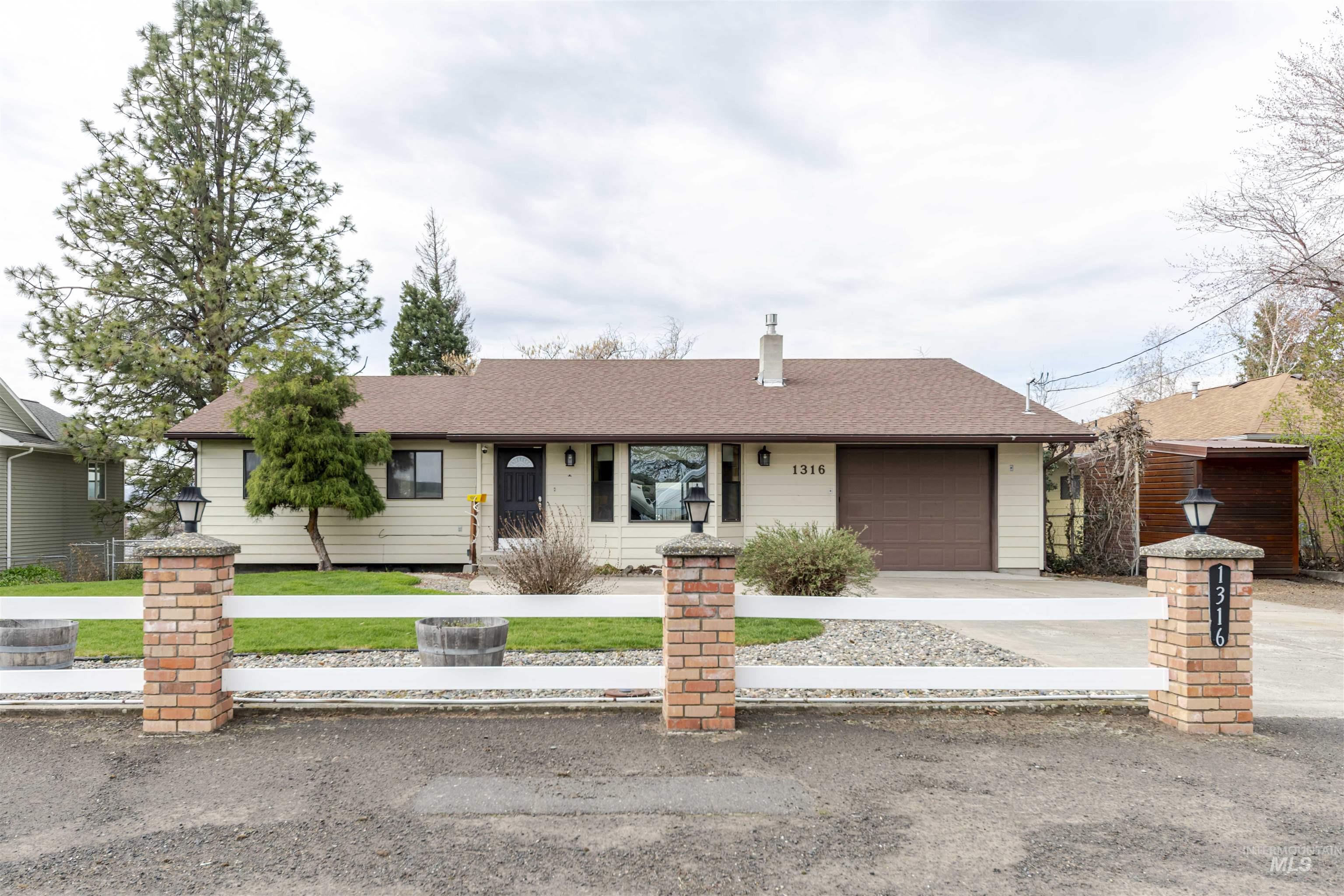 1316 29th St, Lewiston, Idaho 83501, 4 Bedrooms, 3 Bathrooms, Residential For Sale, Price $497,000, 98980275