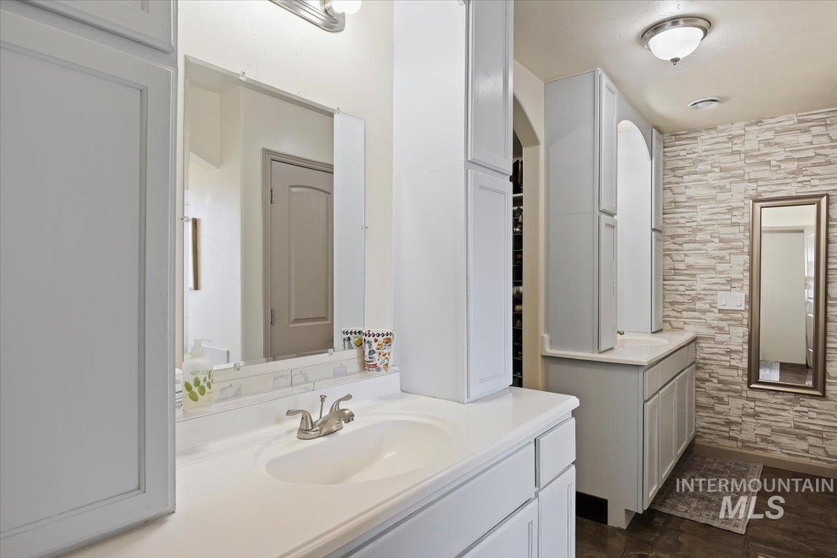 125 E 50 N, Jerome, Idaho 83338, 7 Bedrooms, 5 Bathrooms, Residential For Sale, Price $1,225,000, 98980281