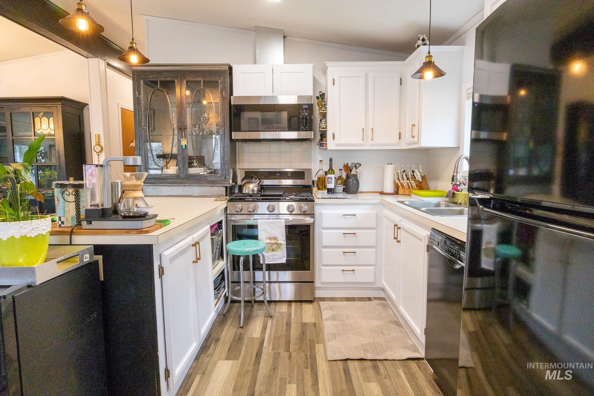 411 N Almon, Moscow, Idaho 83501, 2 Bedrooms, 2 Bathrooms, Residential For Sale, Price $130,000, 98980301