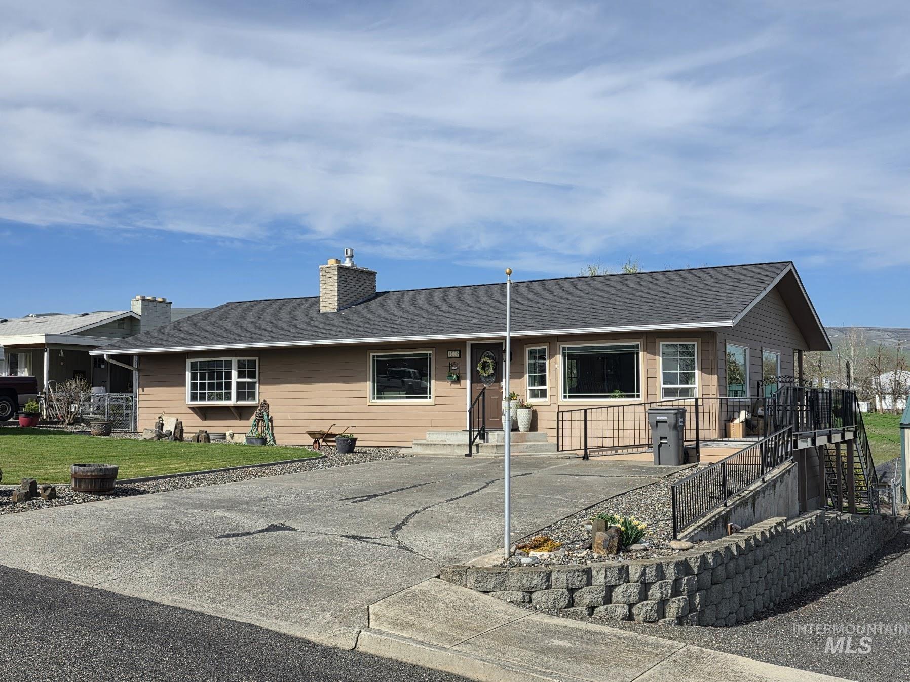 1008 Lambert Court, Clarkston, Washington 99403, 3 Bedrooms, 2.5 Bathrooms, Residential For Sale, Price $525,000,MLS 98980317