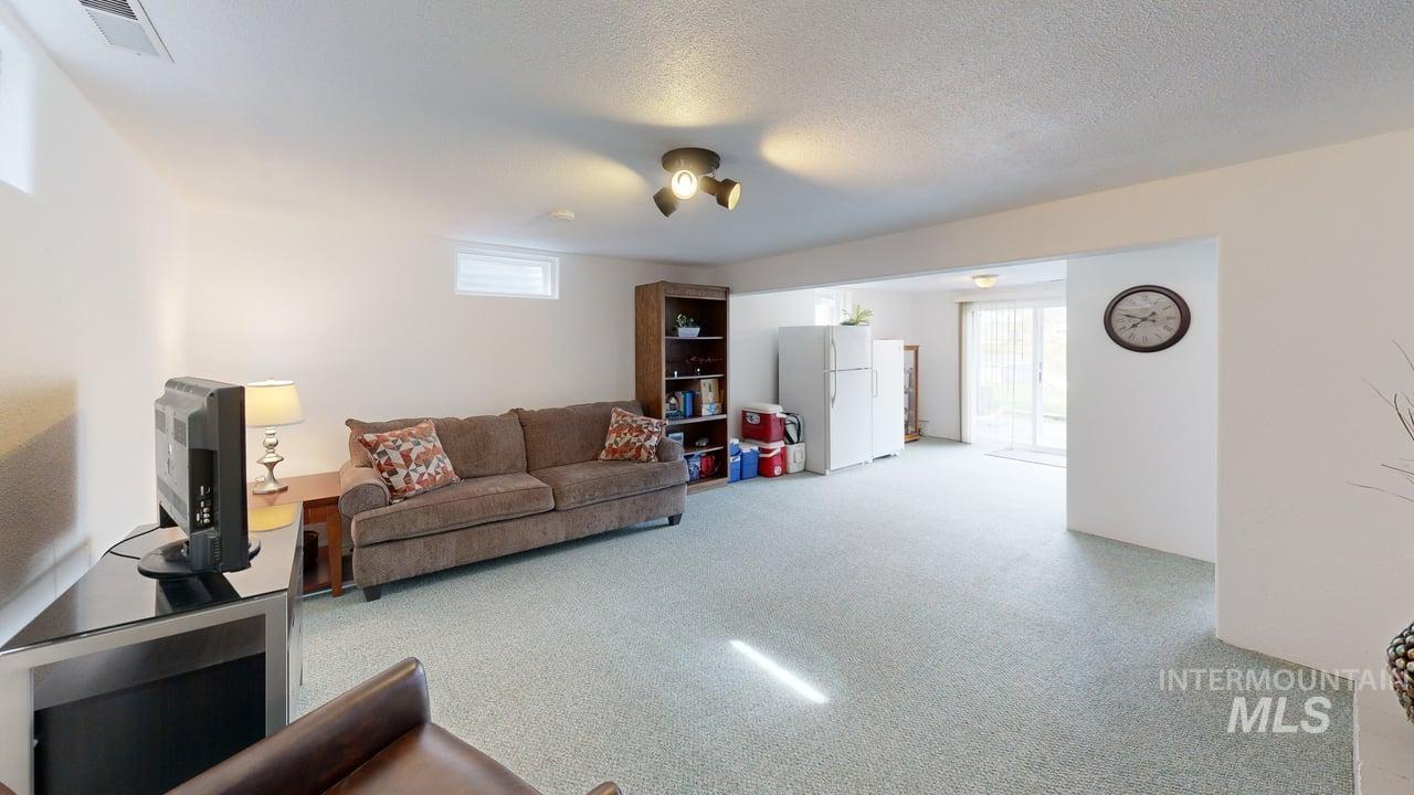 1008 Lambert Court, Clarkston, Washington 99403, 3 Bedrooms, 2.5 Bathrooms, Residential For Sale, Price $525,000,MLS 98980317