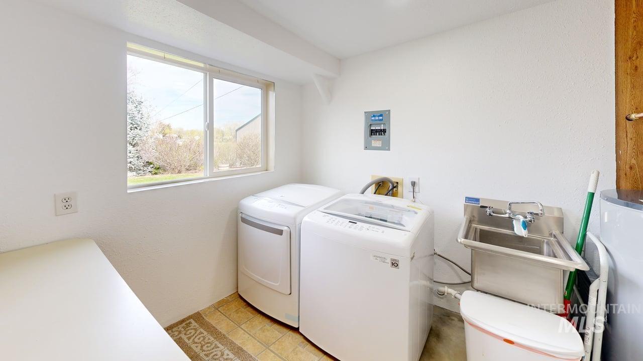 1008 Lambert Court, Clarkston, Washington 99403, 3 Bedrooms, 2.5 Bathrooms, Residential For Sale, Price $525,000,MLS 98980317