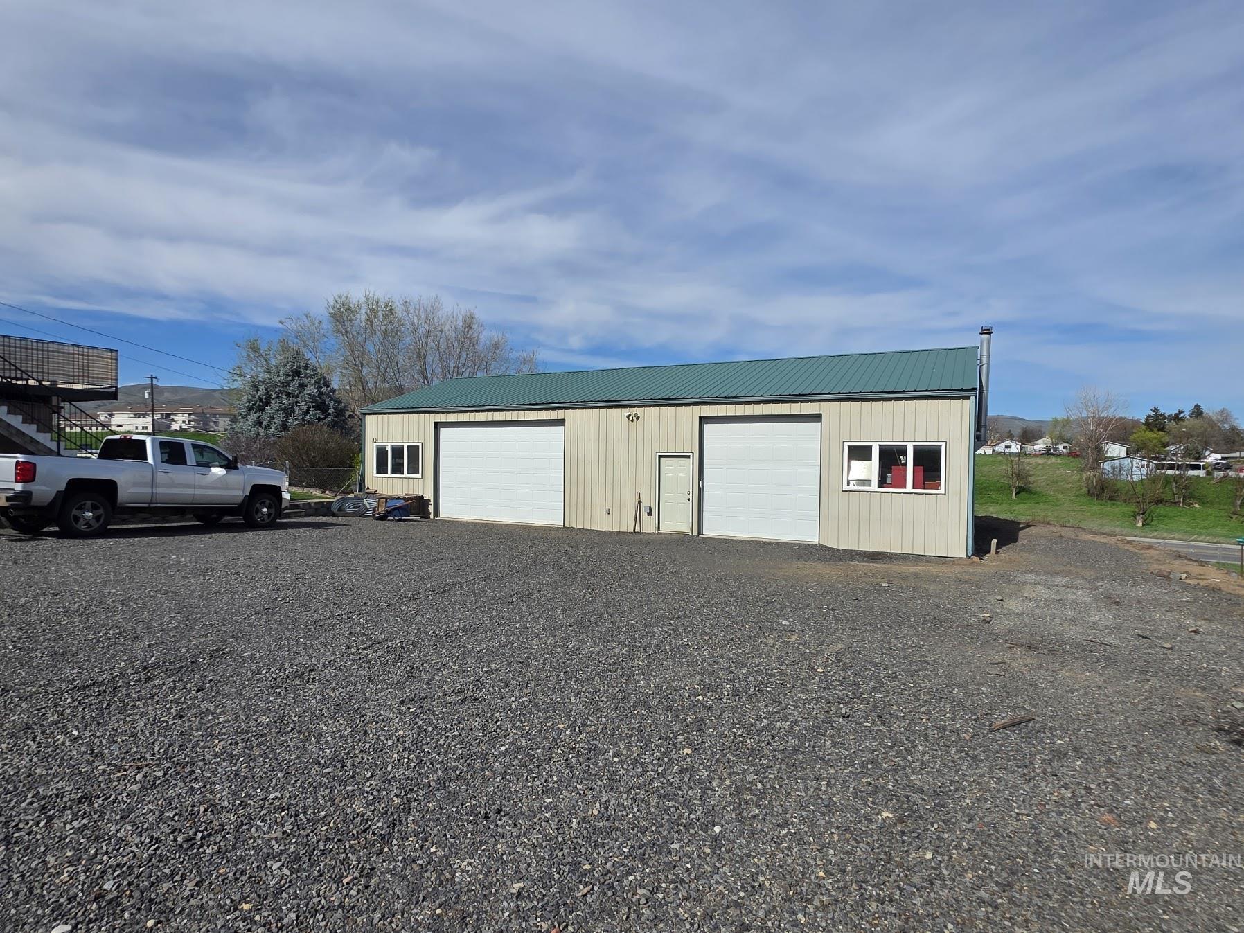 1008 Lambert Court, Clarkston, Washington 99403, 3 Bedrooms, 2.5 Bathrooms, Residential For Sale, Price $525,000,MLS 98980317