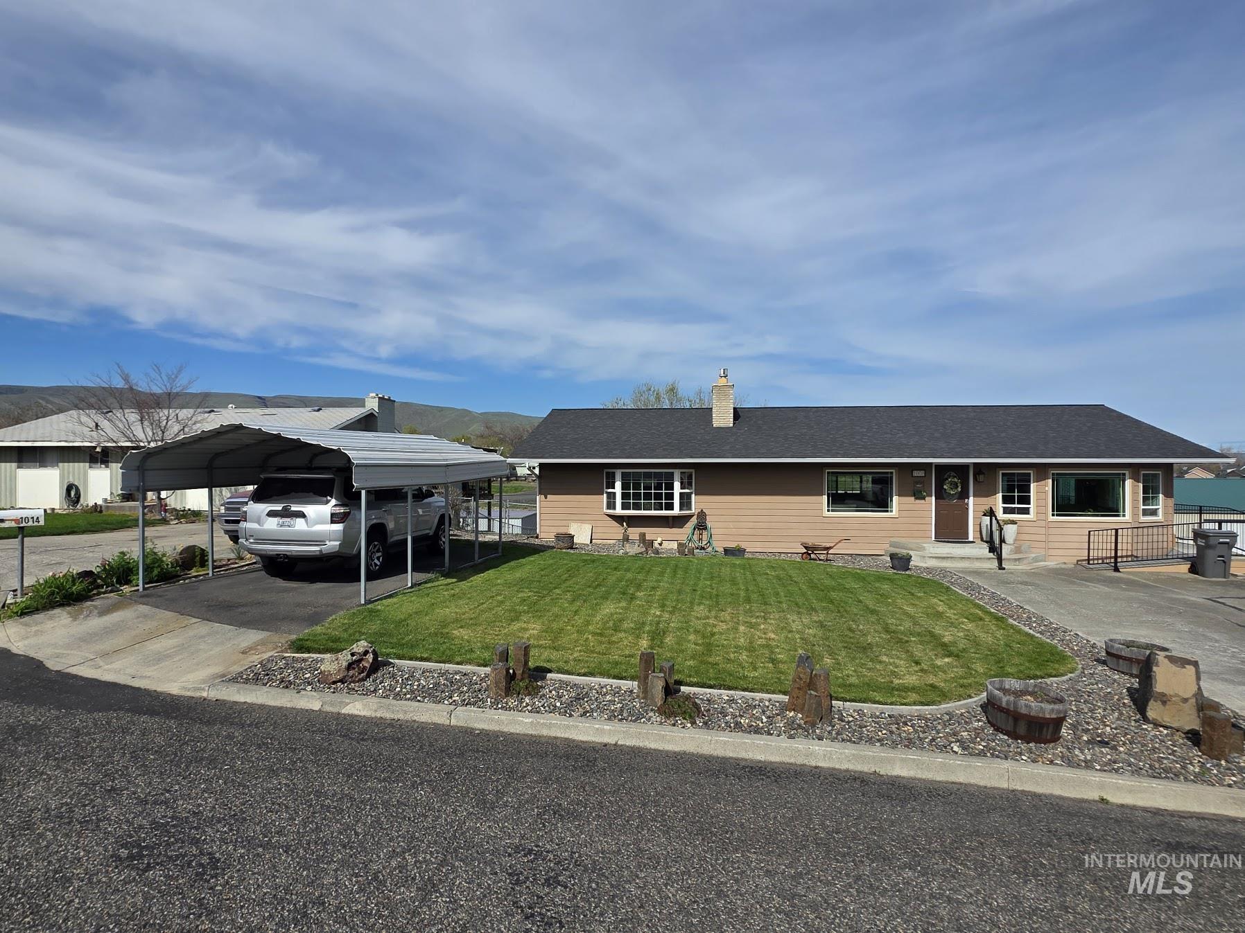 1008 Lambert Court, Clarkston, Washington 99403, 3 Bedrooms, 2.5 Bathrooms, Residential For Sale, Price $525,000,MLS 98980317