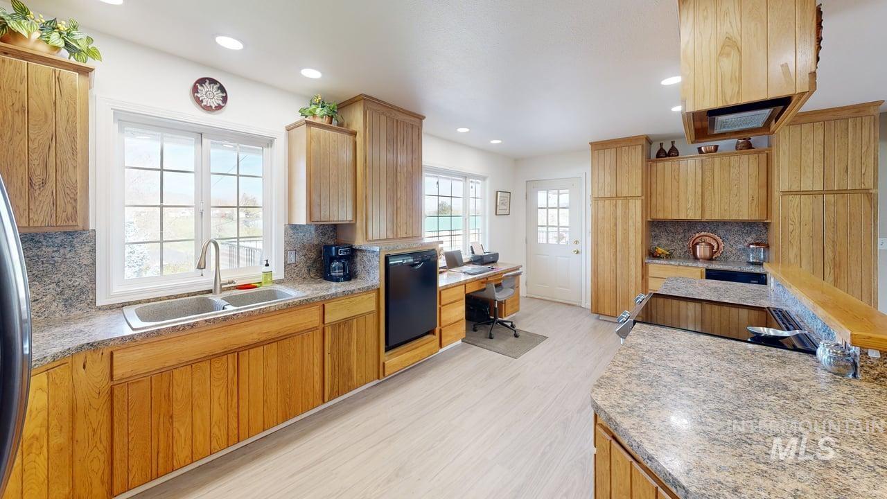 1008 Lambert Court, Clarkston, Washington 99403, 3 Bedrooms, 2.5 Bathrooms, Residential For Sale, Price $525,000,MLS 98980317