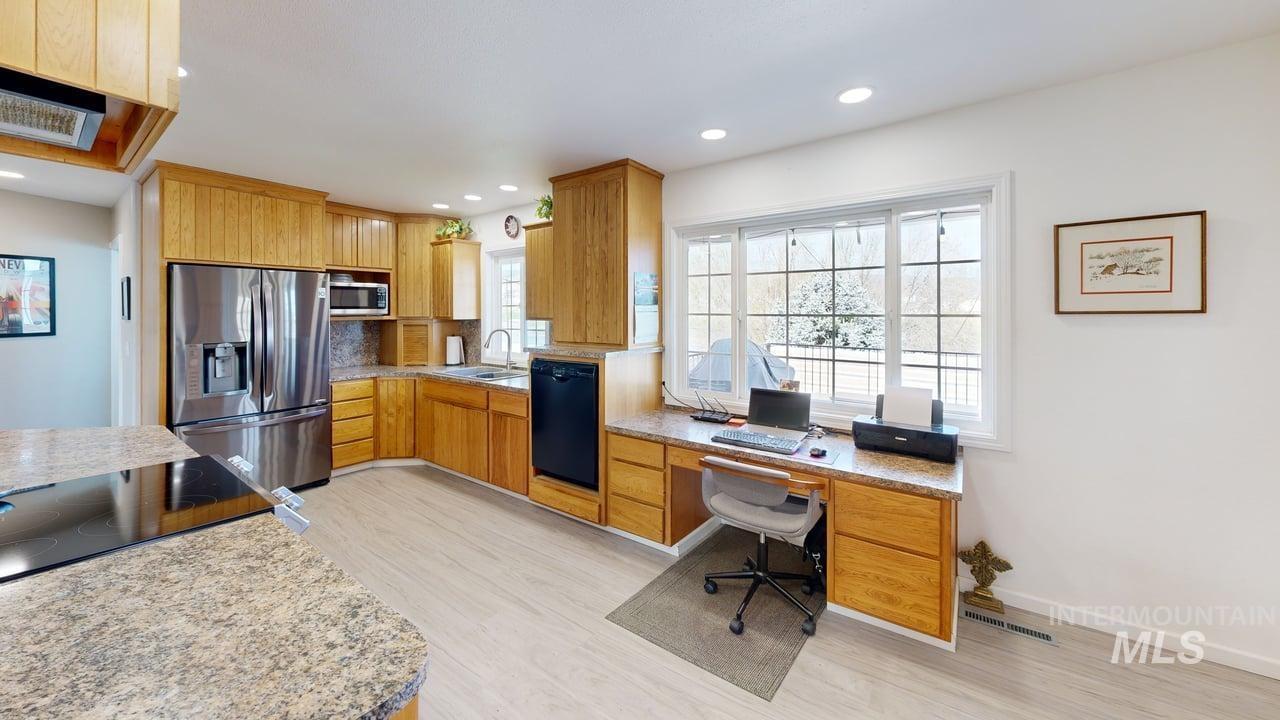 1008 Lambert Court, Clarkston, Washington 99403, 3 Bedrooms, 2.5 Bathrooms, Residential For Sale, Price $525,000,MLS 98980317