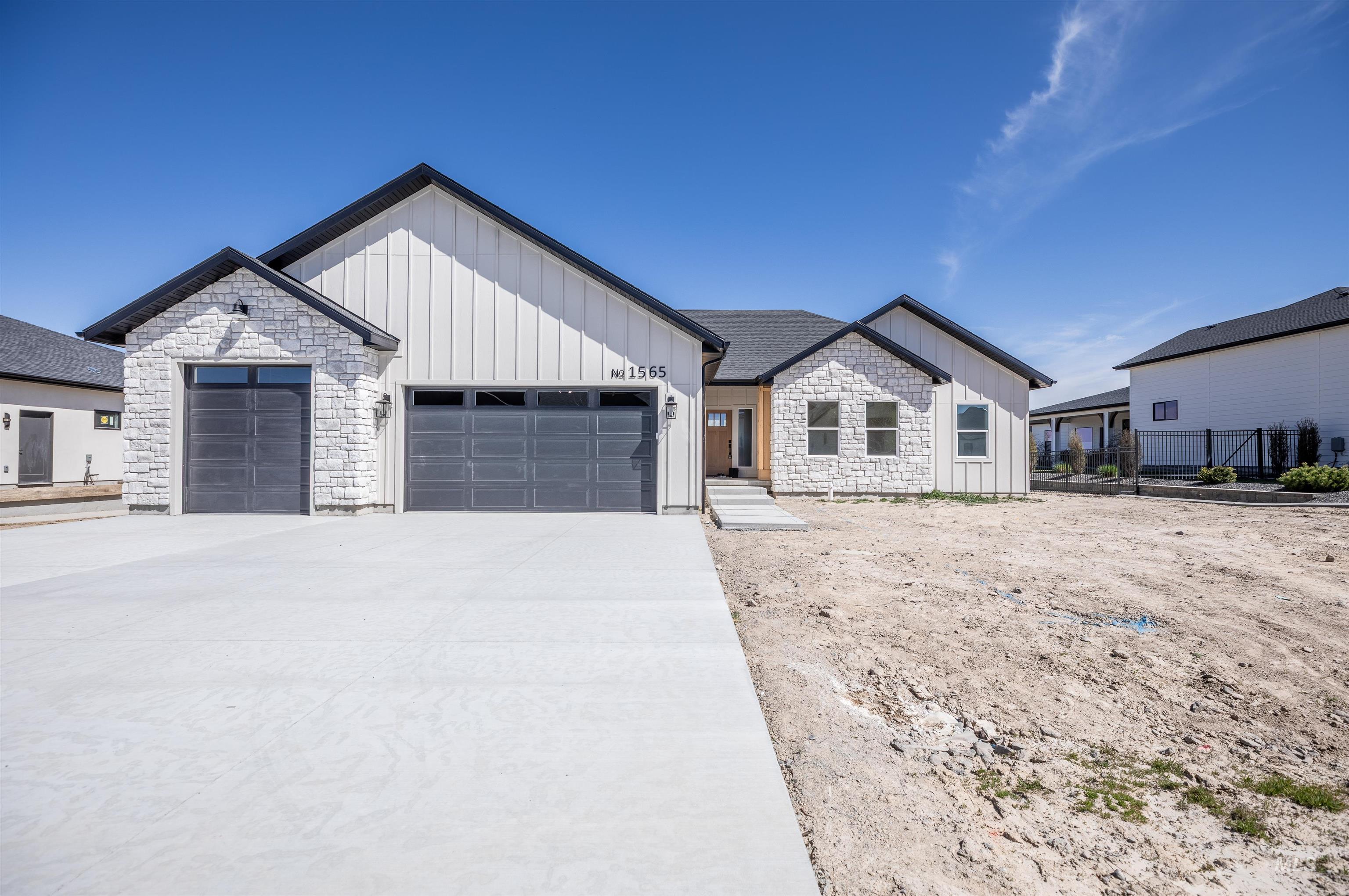 1565 Clear Creek Loop, Twin Falls, Idaho 83301, 3 Bedrooms, 2.5 Bathrooms, Residential For Sale, Price $676,000,MLS 98980325