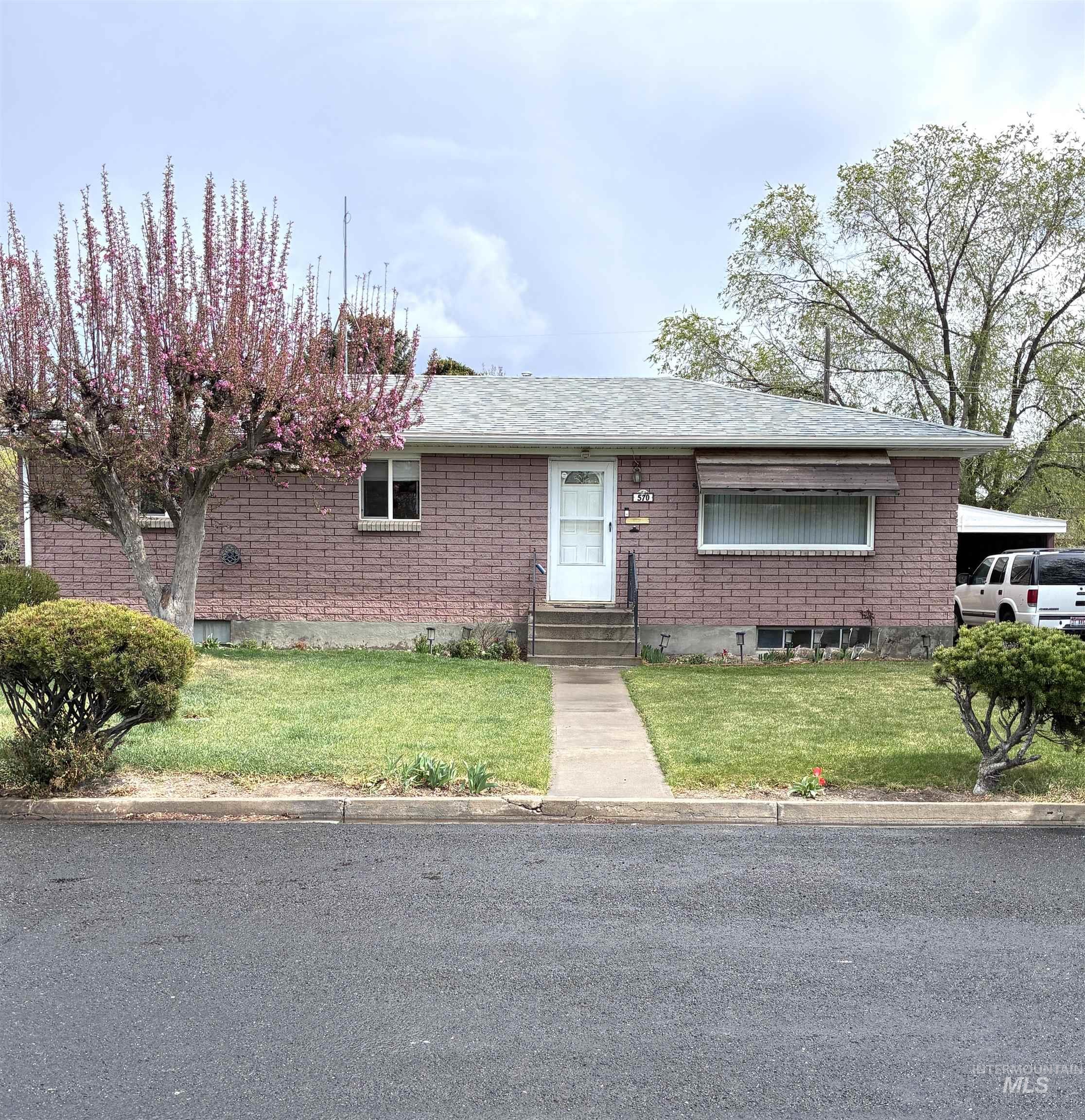 570 Madison St, Twin Falls, Idaho 83301-3843, 4 Bedrooms, 1.5 Bathrooms, Residential For Sale, Price $339,900,MLS 98980329