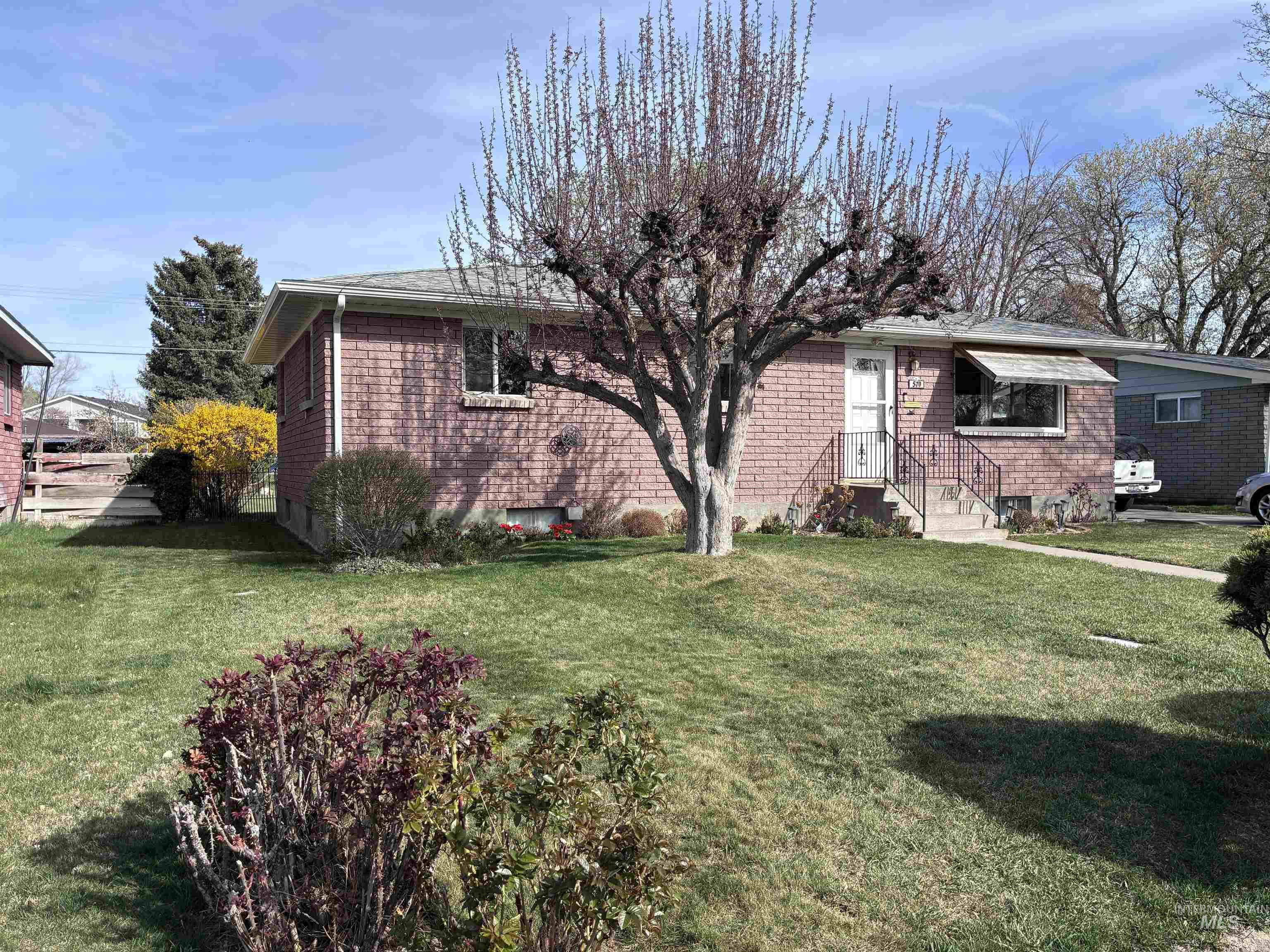 570 Madison St, Twin Falls, Idaho 83301-3843, 4 Bedrooms, 1.5 Bathrooms, Residential For Sale, Price $339,900,MLS 98980329