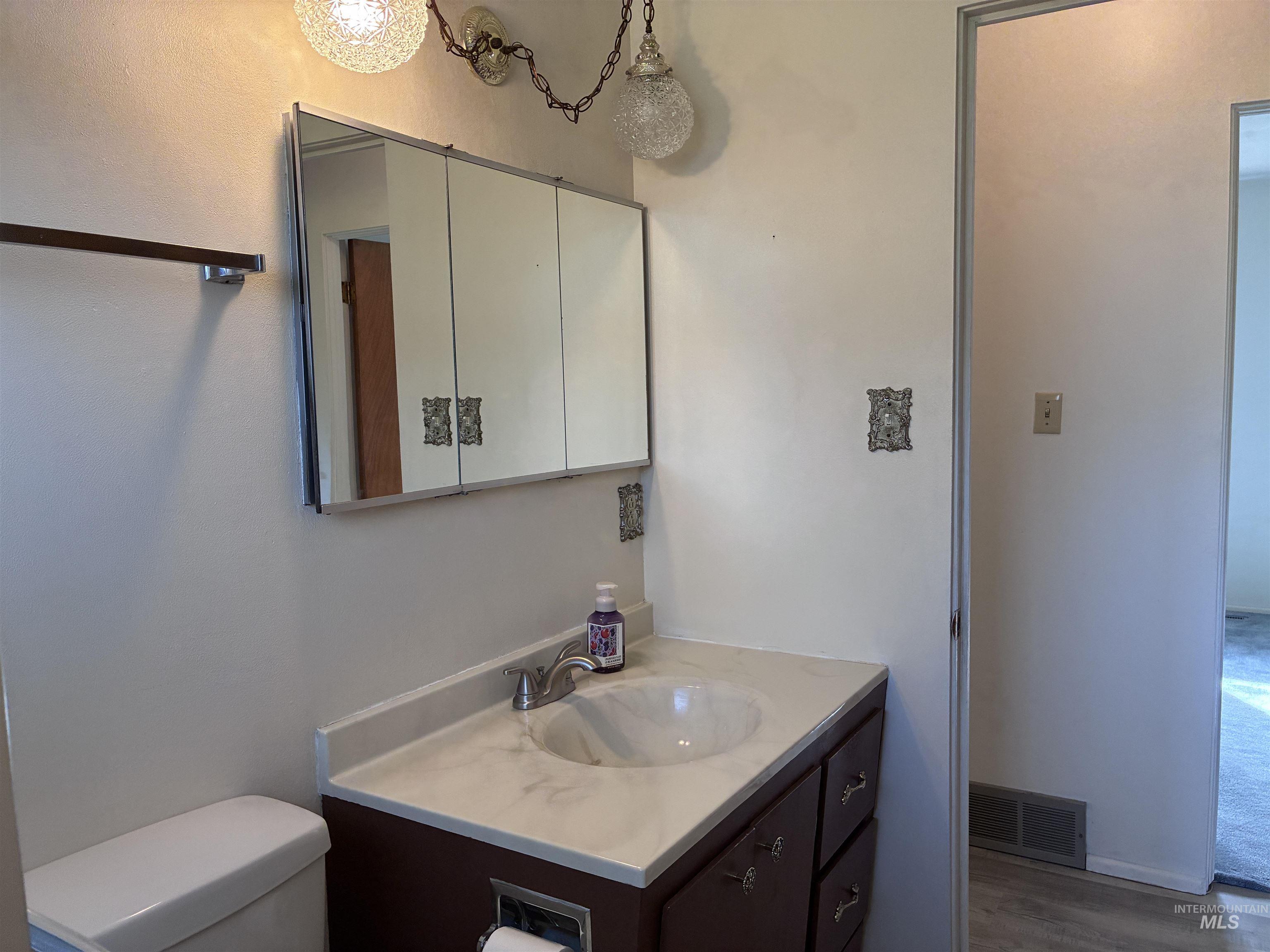 570 Madison St, Twin Falls, Idaho 83301-3843, 4 Bedrooms, 1.5 Bathrooms, Residential For Sale, Price $339,900,MLS 98980329