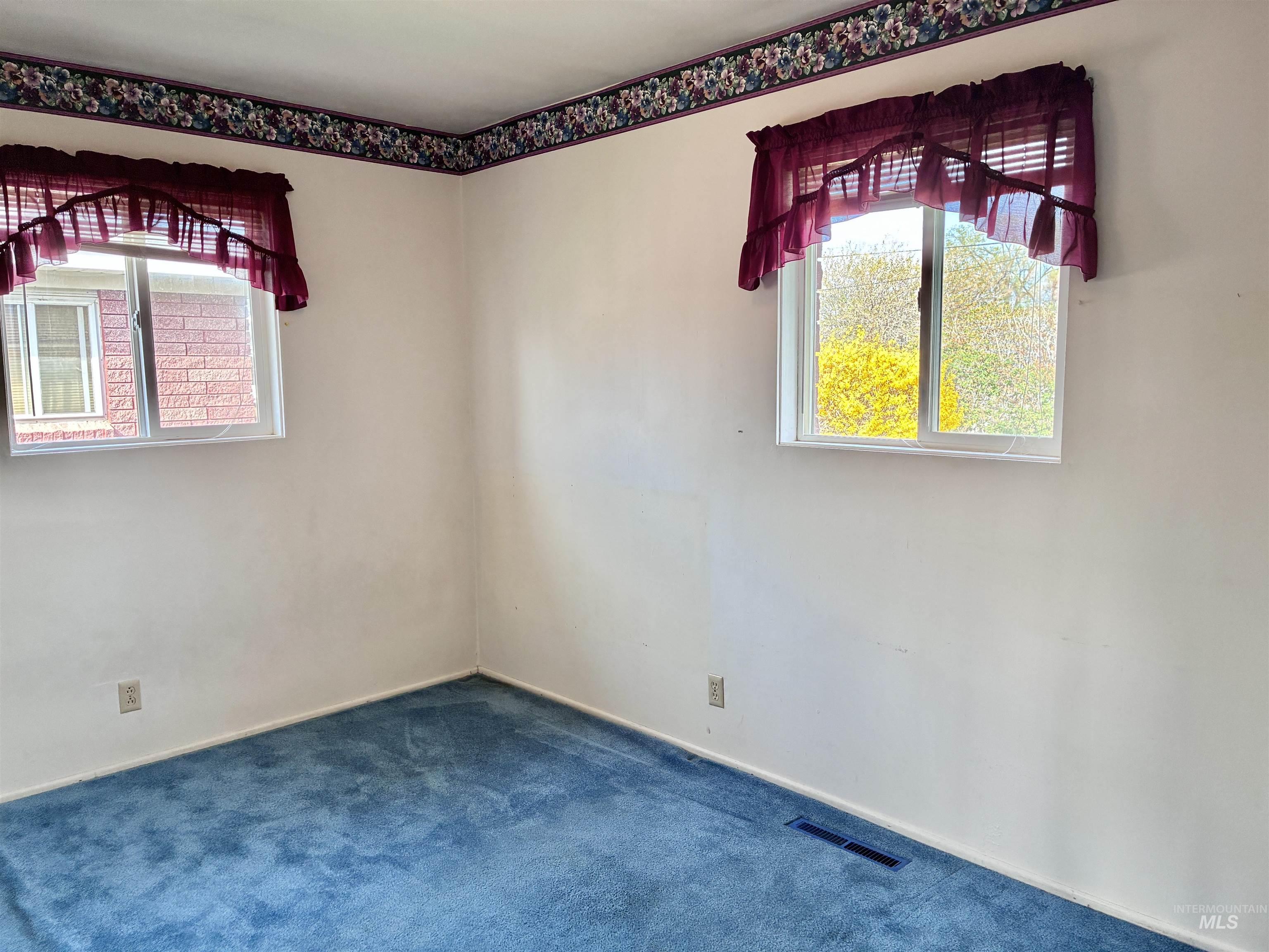 570 Madison St, Twin Falls, Idaho 83301-3843, 4 Bedrooms, 1.5 Bathrooms, Residential For Sale, Price $339,900,MLS 98980329