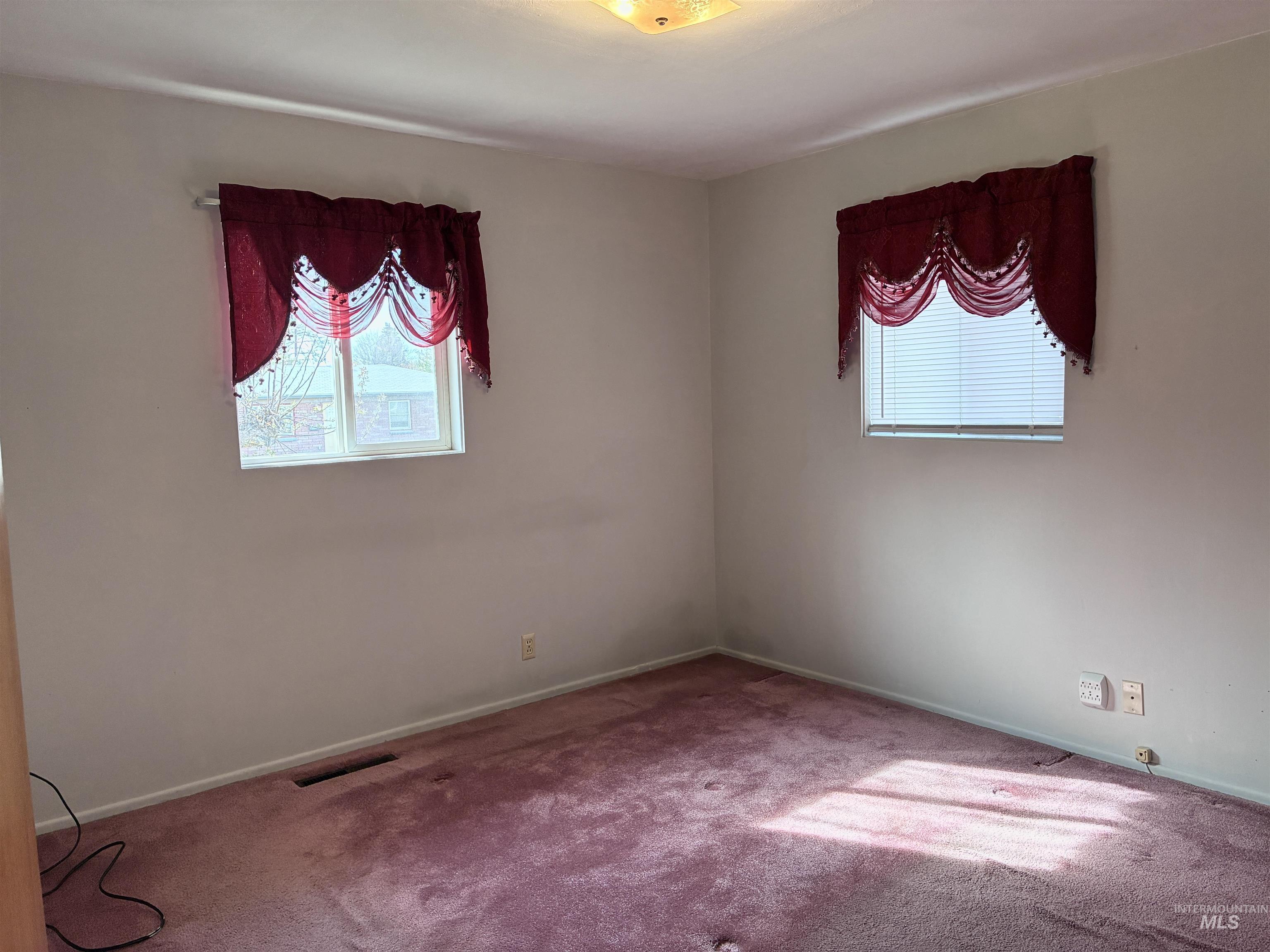 570 Madison St, Twin Falls, Idaho 83301-3843, 4 Bedrooms, 1.5 Bathrooms, Residential For Sale, Price $339,900,MLS 98980329