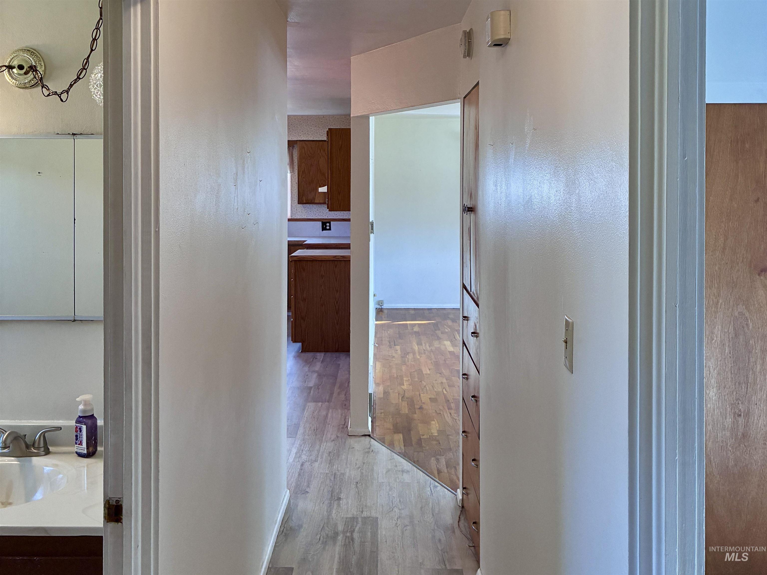 570 Madison St, Twin Falls, Idaho 83301-3843, 4 Bedrooms, 1.5 Bathrooms, Residential For Sale, Price $339,900,MLS 98980329