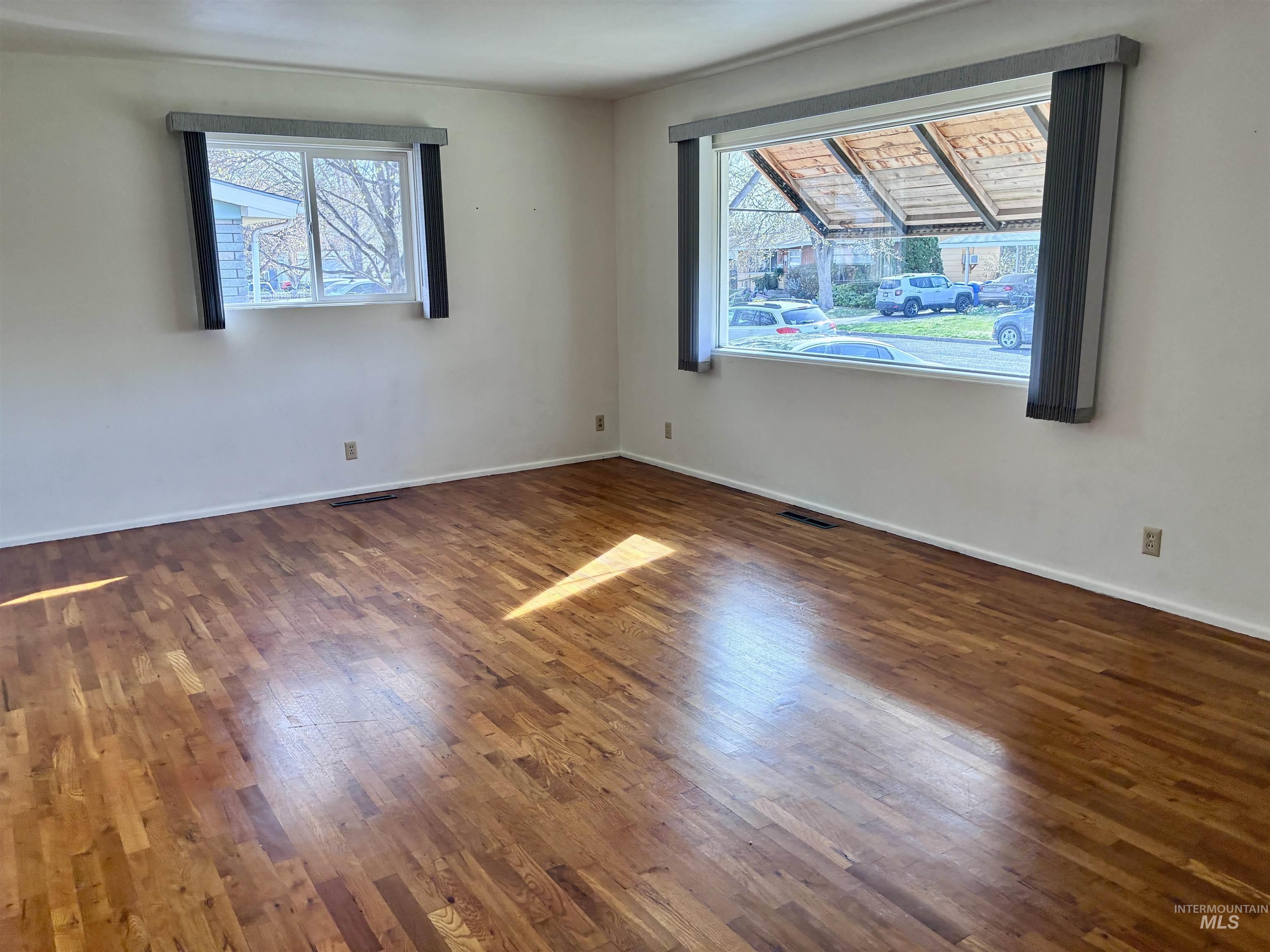 570 Madison St, Twin Falls, Idaho 83301-3843, 4 Bedrooms, 1.5 Bathrooms, Residential For Sale, Price $339,900,MLS 98980329