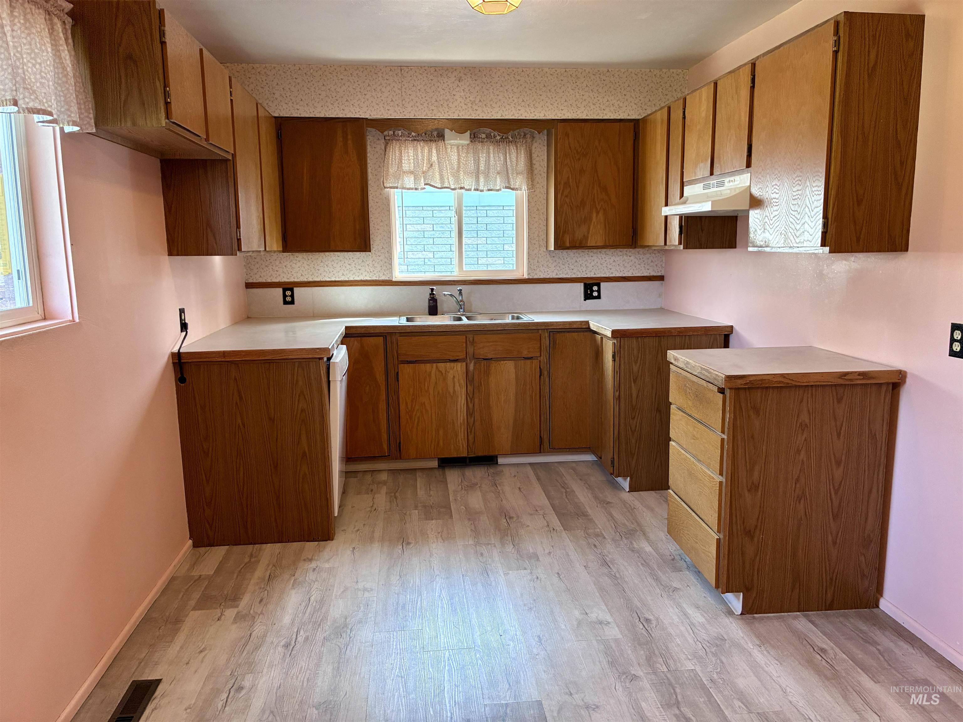 570 Madison St, Twin Falls, Idaho 83301-3843, 4 Bedrooms, 1.5 Bathrooms, Residential For Sale, Price $339,900,MLS 98980329