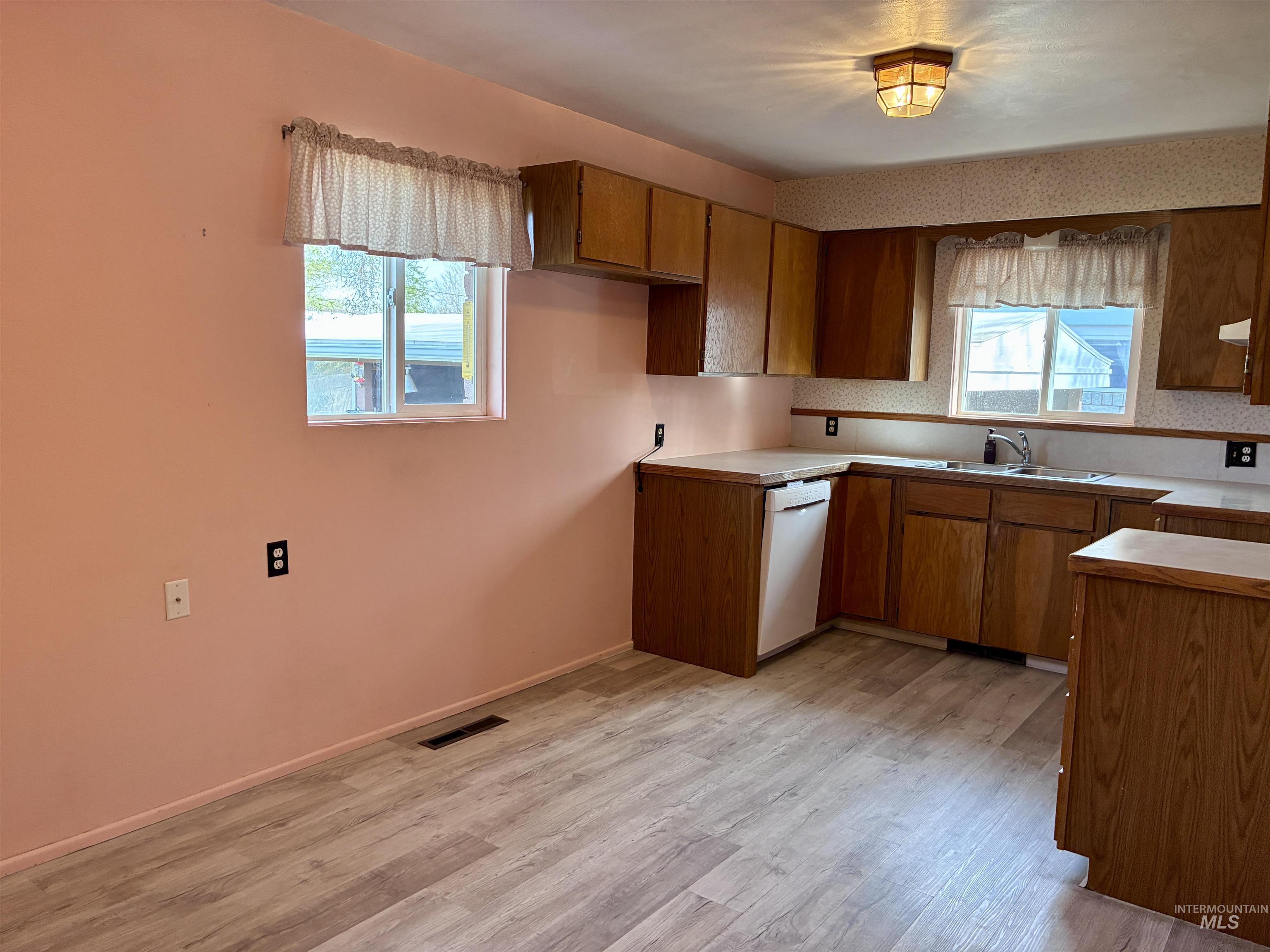 570 Madison St, Twin Falls, Idaho 83301-3843, 4 Bedrooms, 1.5 Bathrooms, Residential For Sale, Price $339,900,MLS 98980329