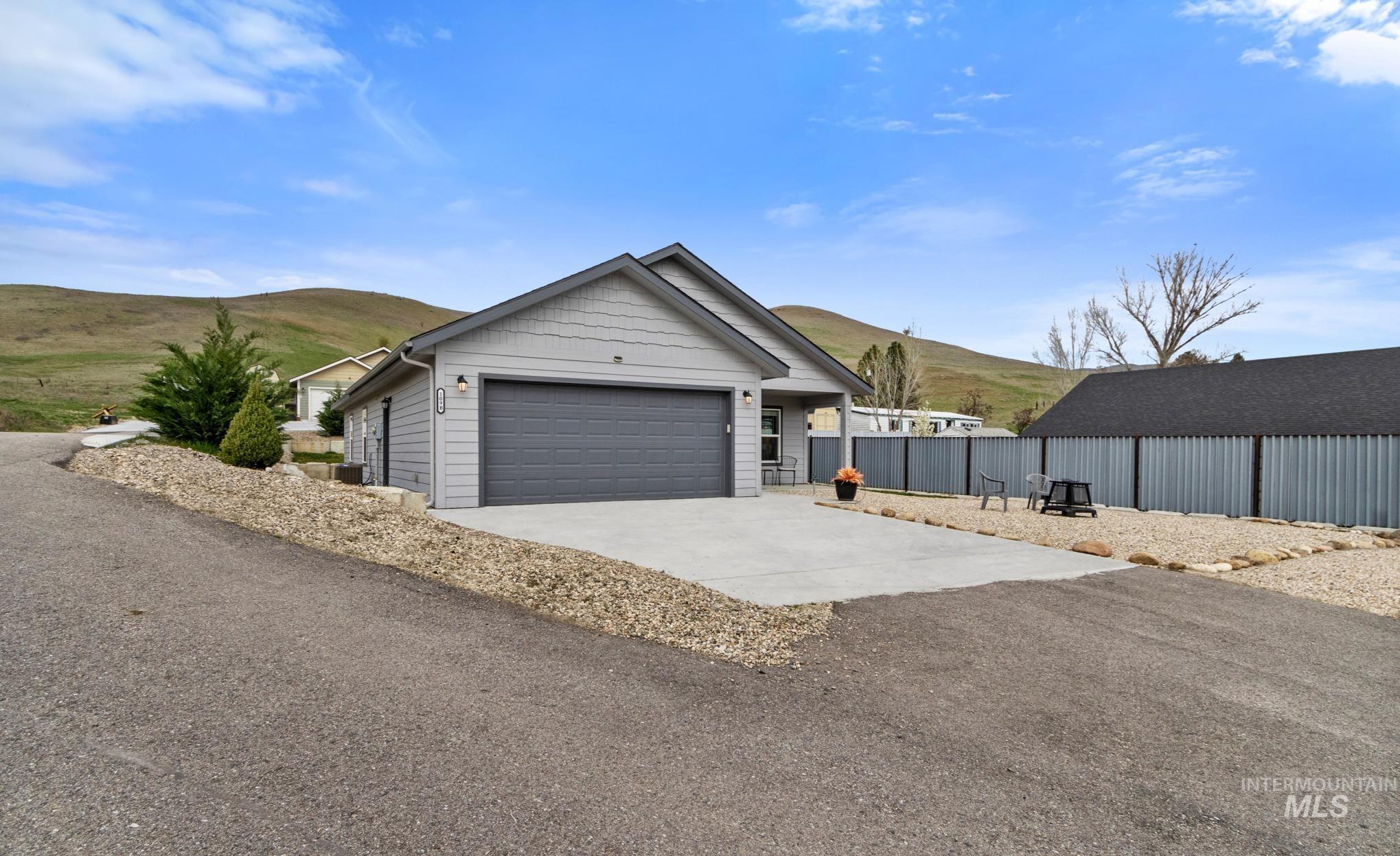 109 3rd Street Circle, Horseshoe Bend, Idaho 83629, 3 Bedrooms, 2 Bathrooms, Residential For Sale, Price $419,000, 98980333