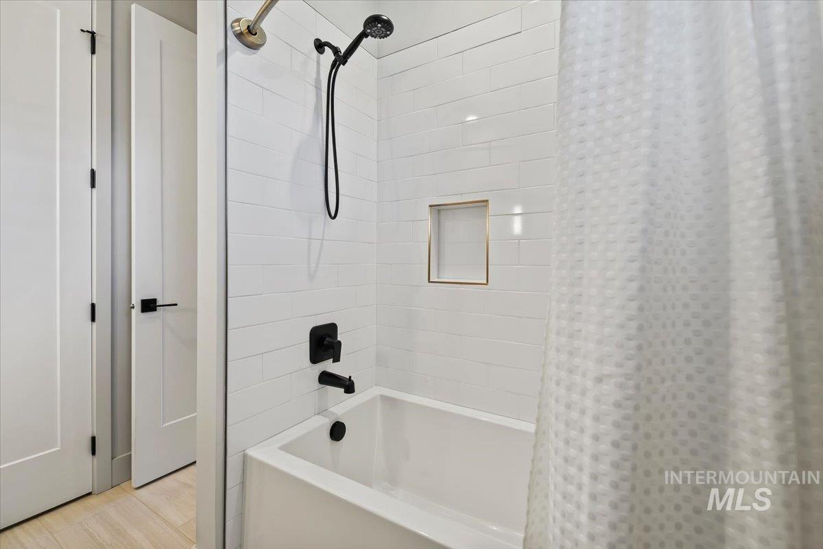 665 S Aspen Lakes Way, Star, Idaho 83669, 3 Bedrooms, 3 Bathrooms, Residential For Sale, Price $895,000,MLS 98980336