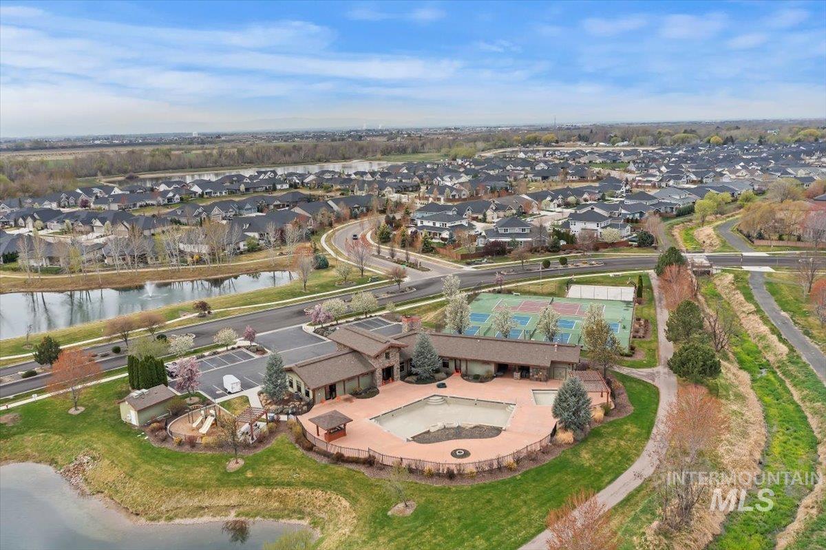 665 S Aspen Lakes Way, Star, Idaho 83669, 3 Bedrooms, 3 Bathrooms, Residential For Sale, Price $895,000,MLS 98980336