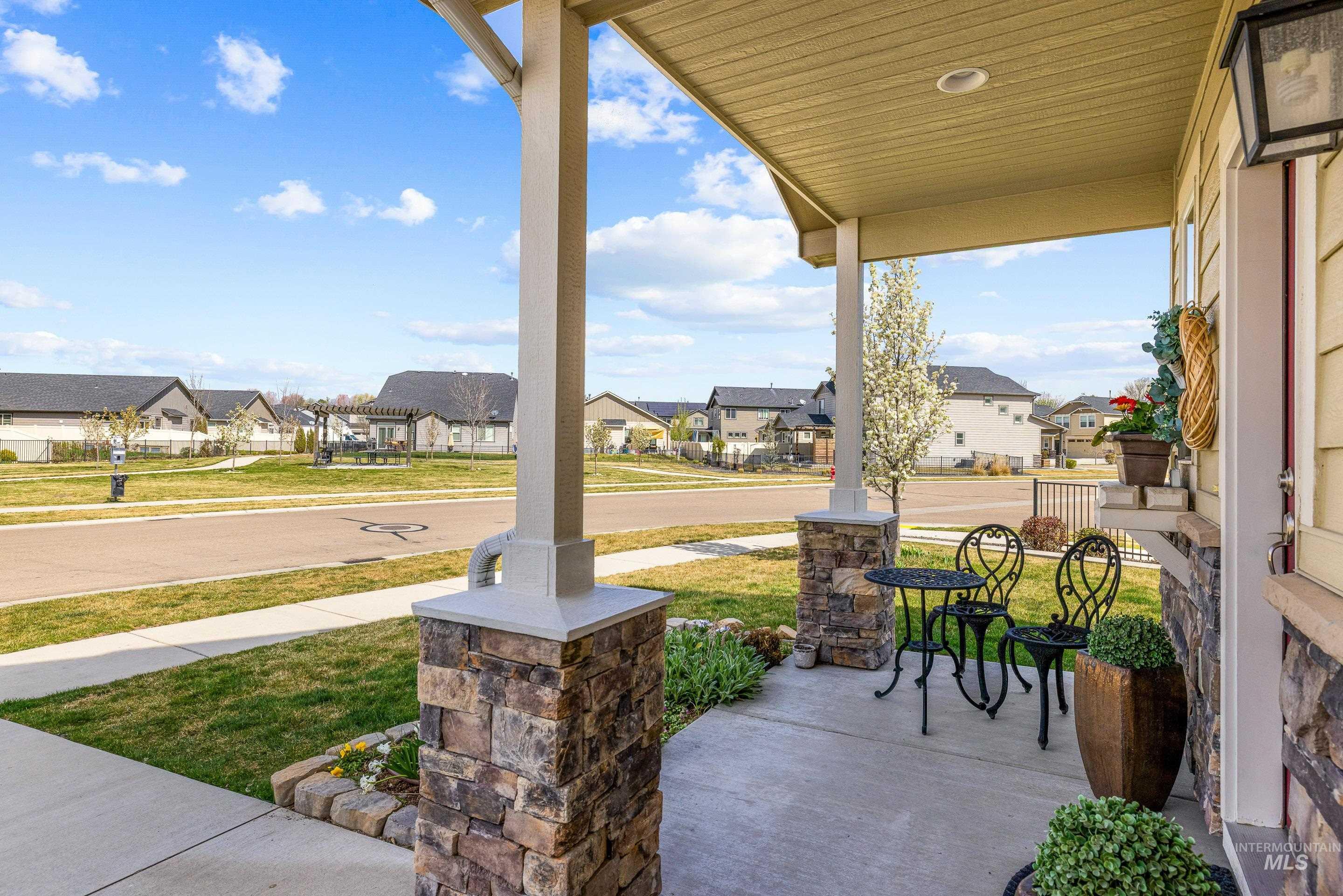 16 N Caracaras Way, Eagle, Idaho 83616, 3 Bedrooms, 2.5 Bathrooms, Residential For Sale, Price $614,990,MLS 98980344