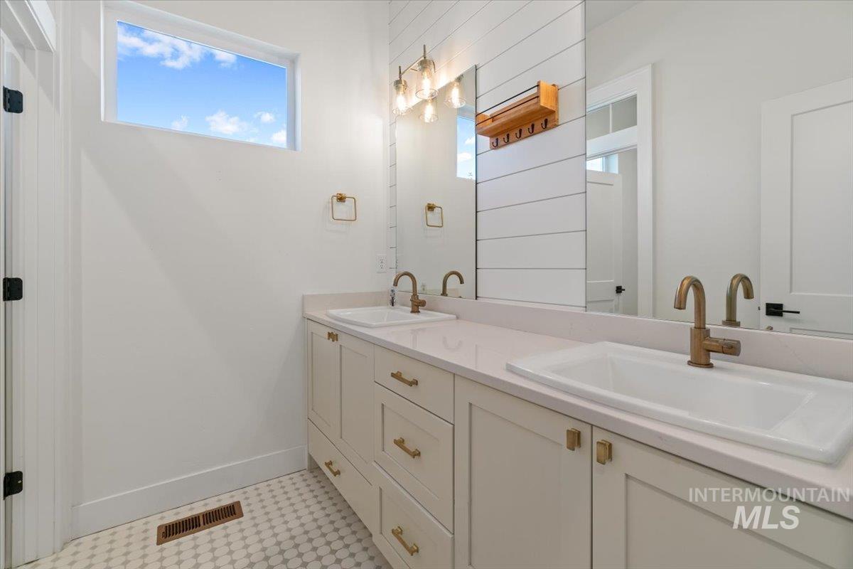 207 W Wrangler St., Meridian, Idaho 83646, 3 Bedrooms, 2 Bathrooms, Residential For Sale, Price $619,900, 98980411