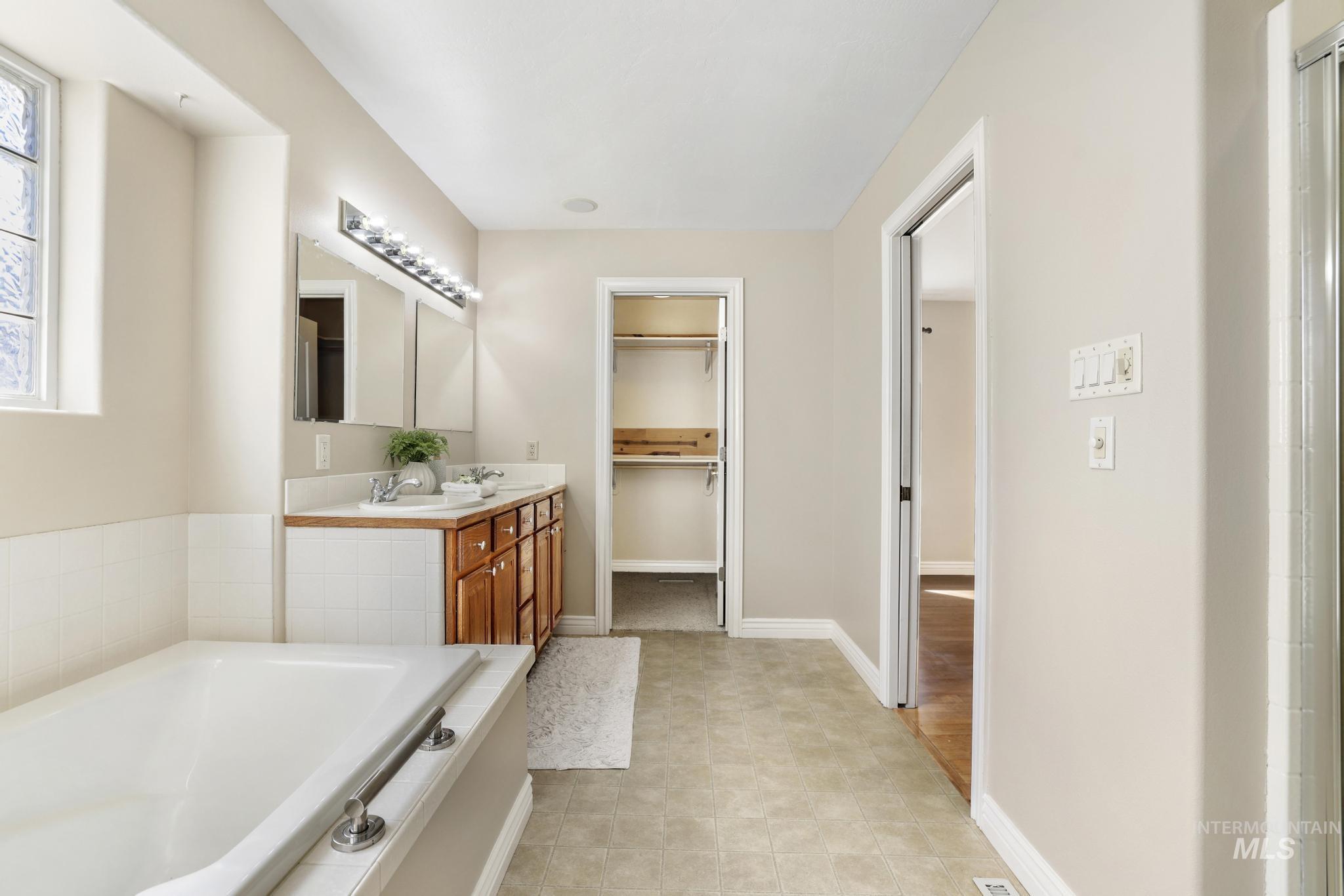 1220 Brundage Circle, Twin Falls, Idaho 83301, 5 Bedrooms, 2 Bathrooms, Residential For Sale, Price $499,900,MLS 98980420