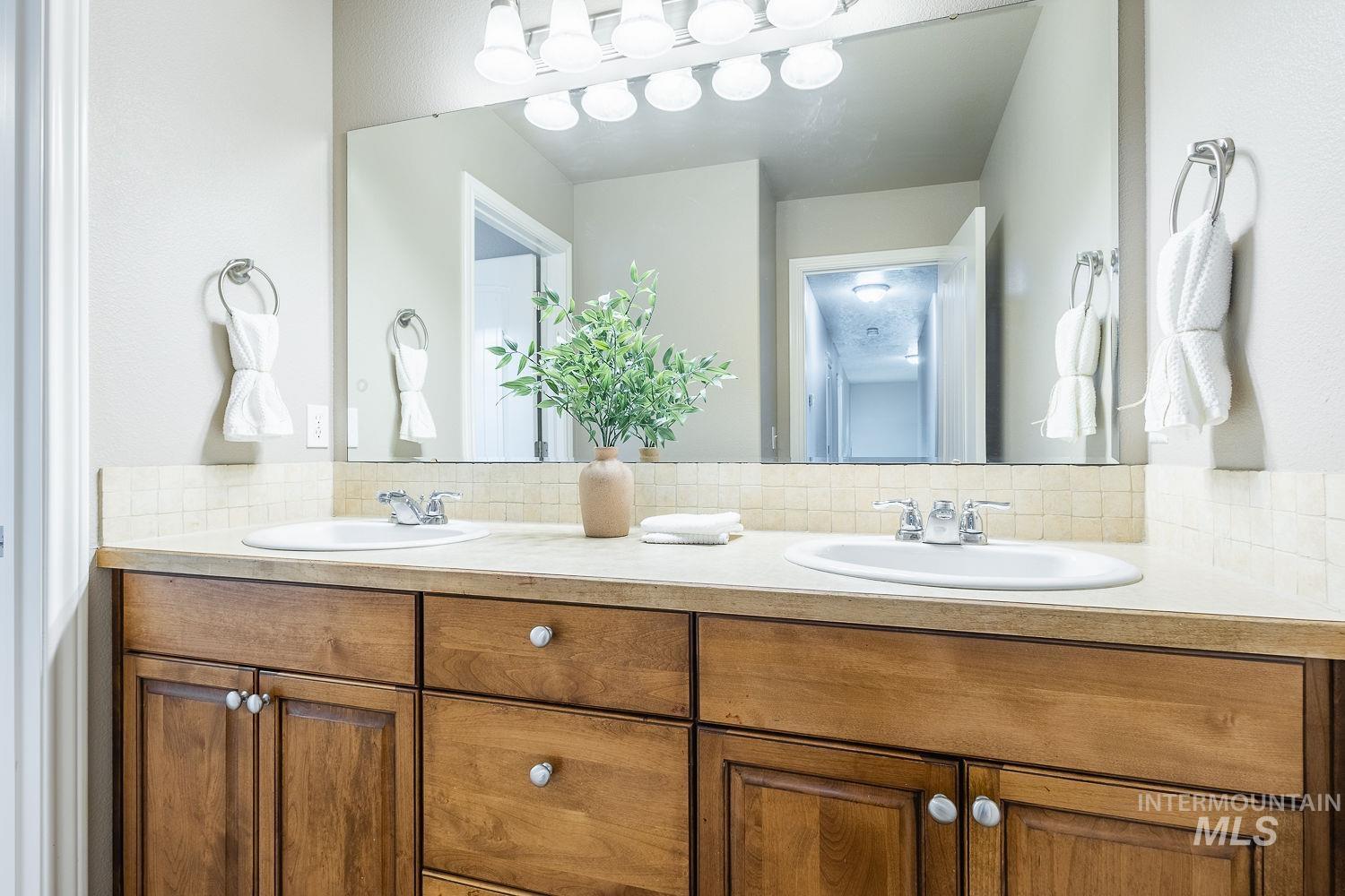 3406 S Ascaino, Meridian, Idaho 83642, 5 Bedrooms, 2.5 Bathrooms, Residential For Sale, Price $499,000,MLS 98980424