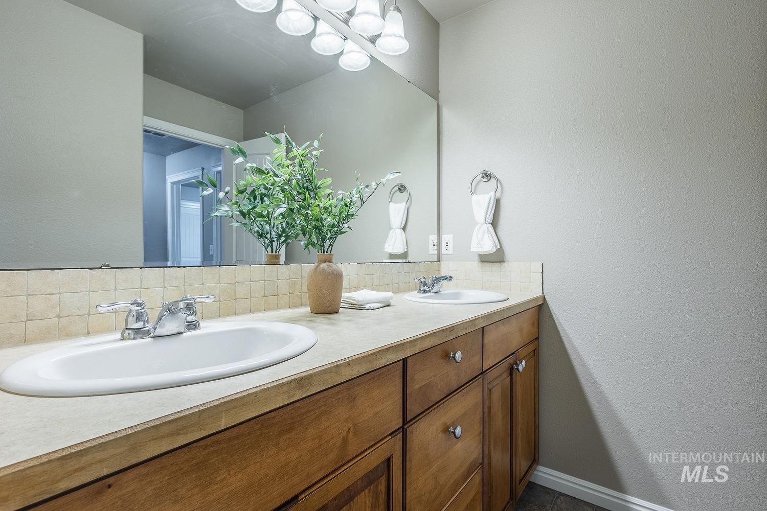 3406 S Ascaino, Meridian, Idaho 83642, 5 Bedrooms, 2.5 Bathrooms, Residential For Sale, Price $499,000,MLS 98980424